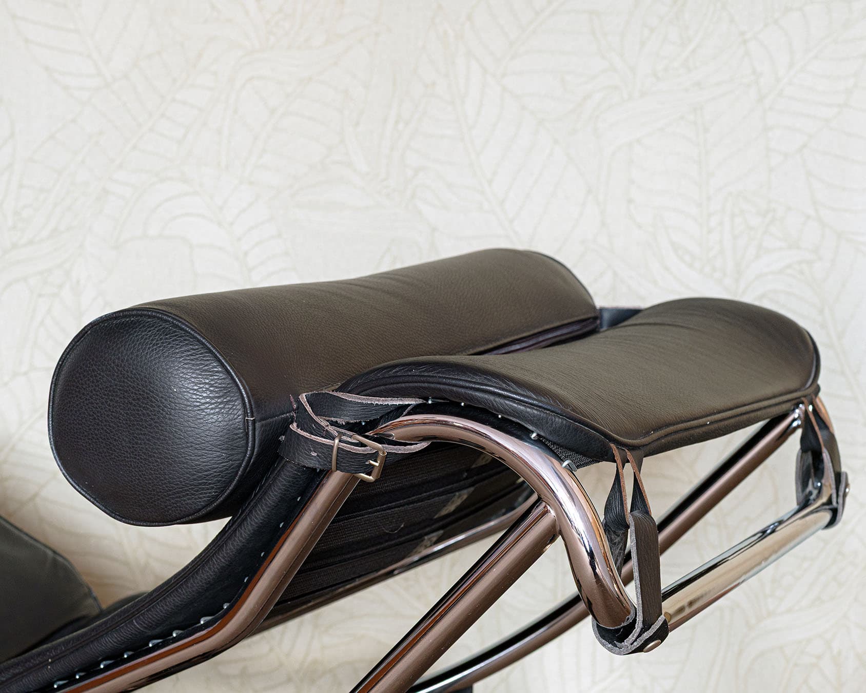 Chaise longue LC4, black leather, chrome steel, Italy, 1970s. - 302909