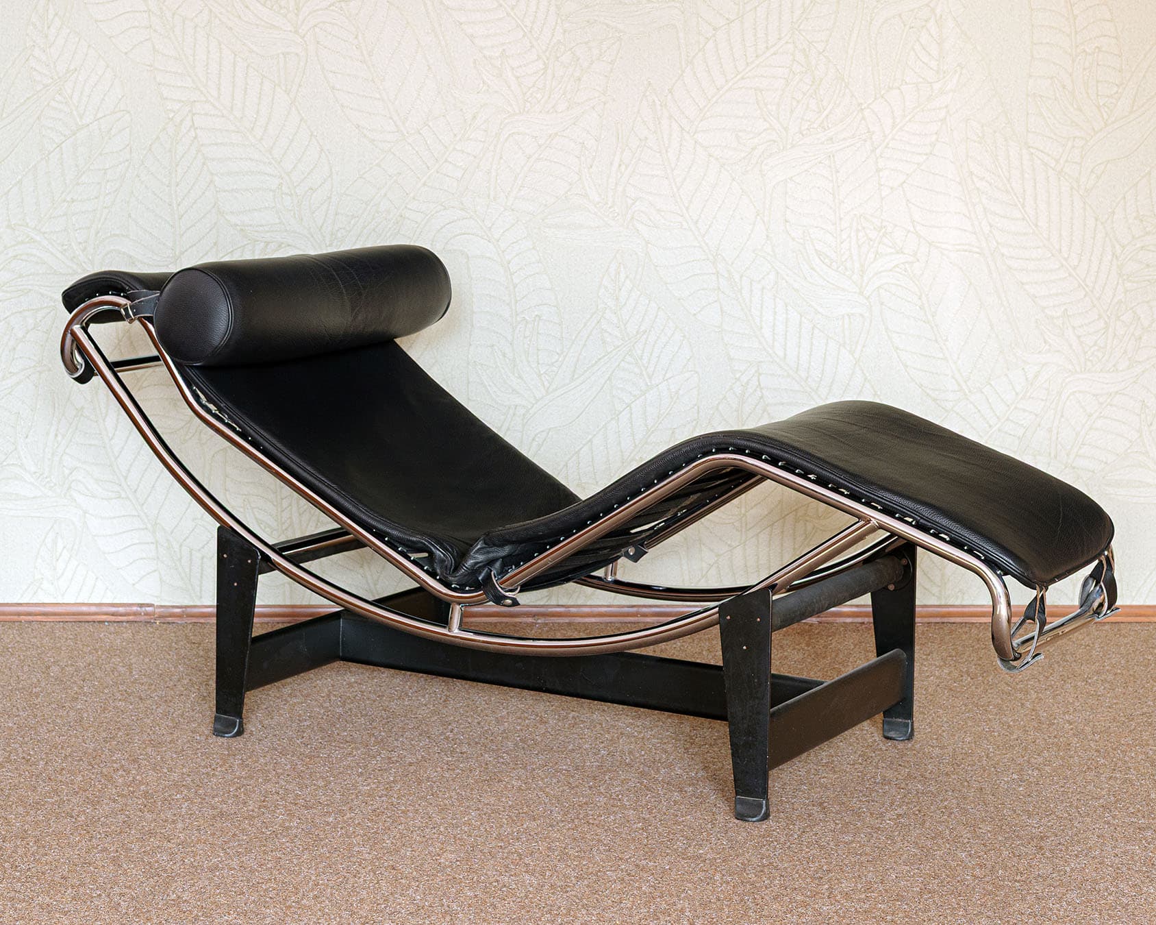 Chaise longue LC4, black leather, chrome steel, Italy, 1970s. - 302912