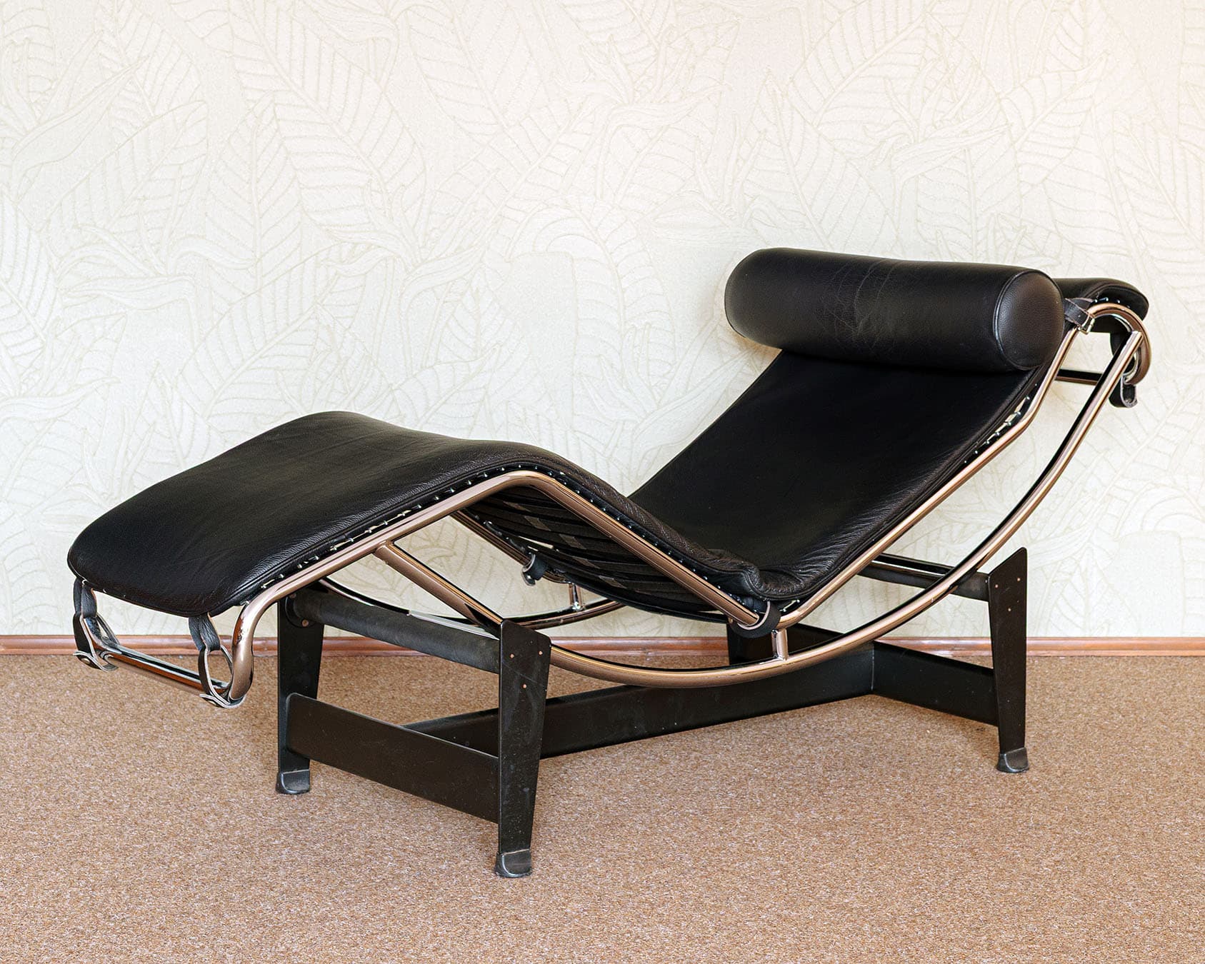 Chaise longue LC4, black leather, chrome steel, Italy, 1970s. - 302910