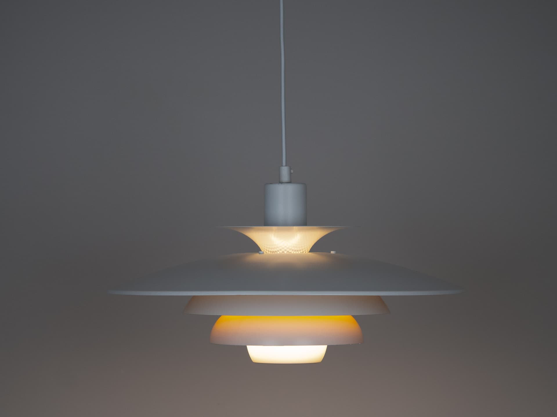 Lampa wisząca Sofie, aluminium biały, proj. K. Wiborg, Jeka, Dania, lata 80. - 303147