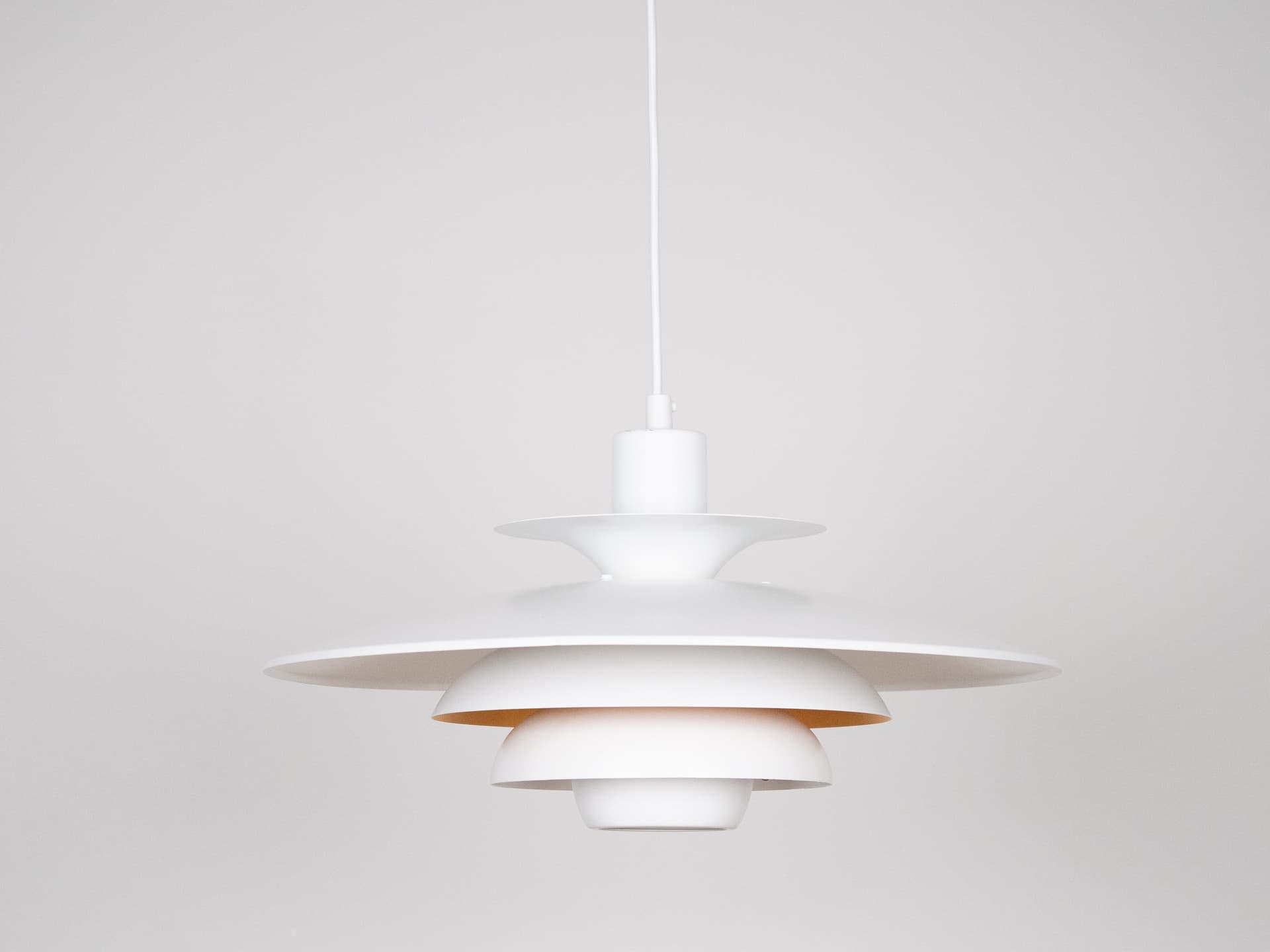Lampa wisząca Sofie, aluminium biały, proj. K. Wiborg, Jeka, Dania, lata 80. - 303145