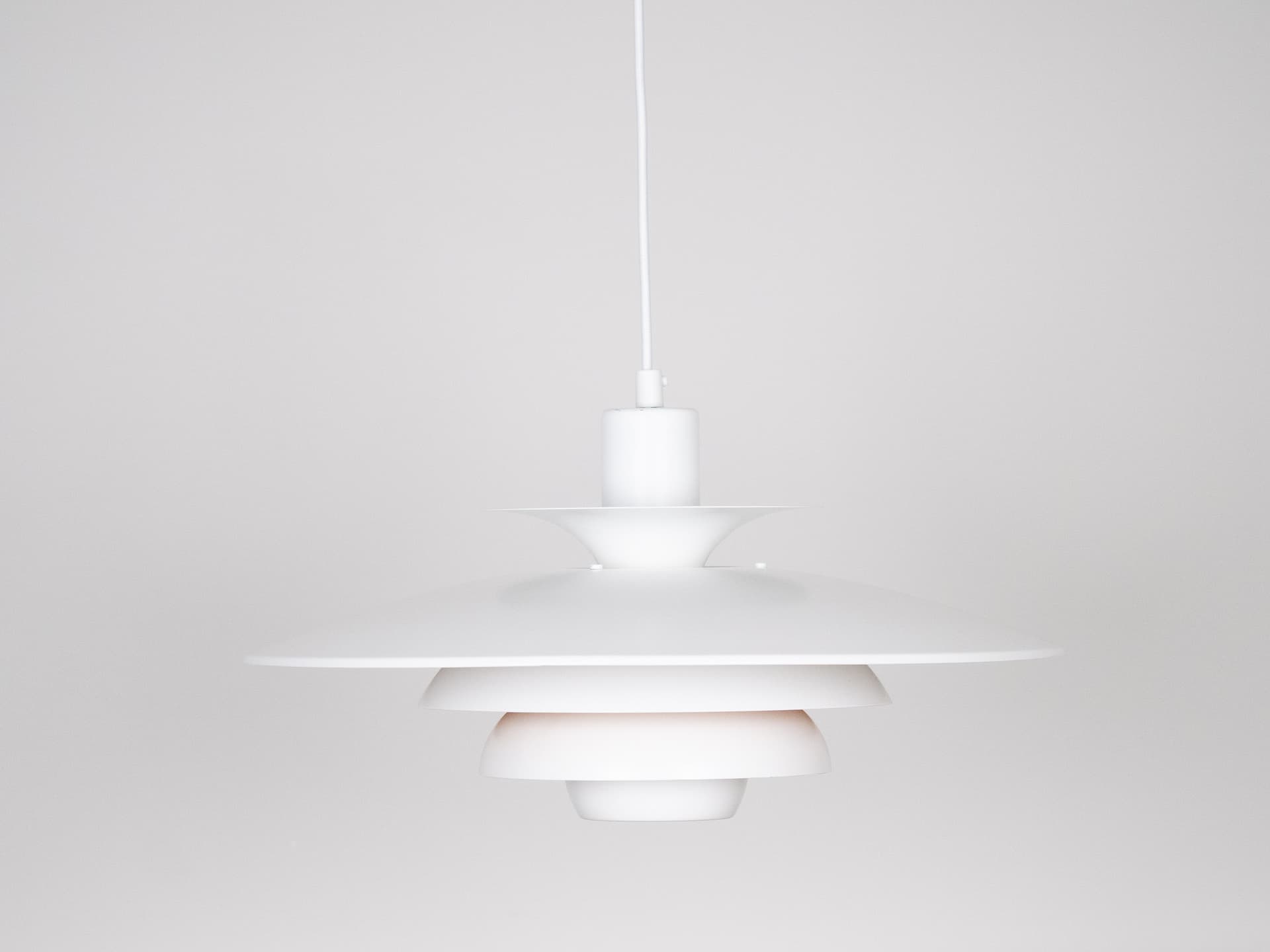 Lampa wisząca Sofie, aluminium biały, proj. K. Wiborg, Jeka, Dania, lata 80. - 303146