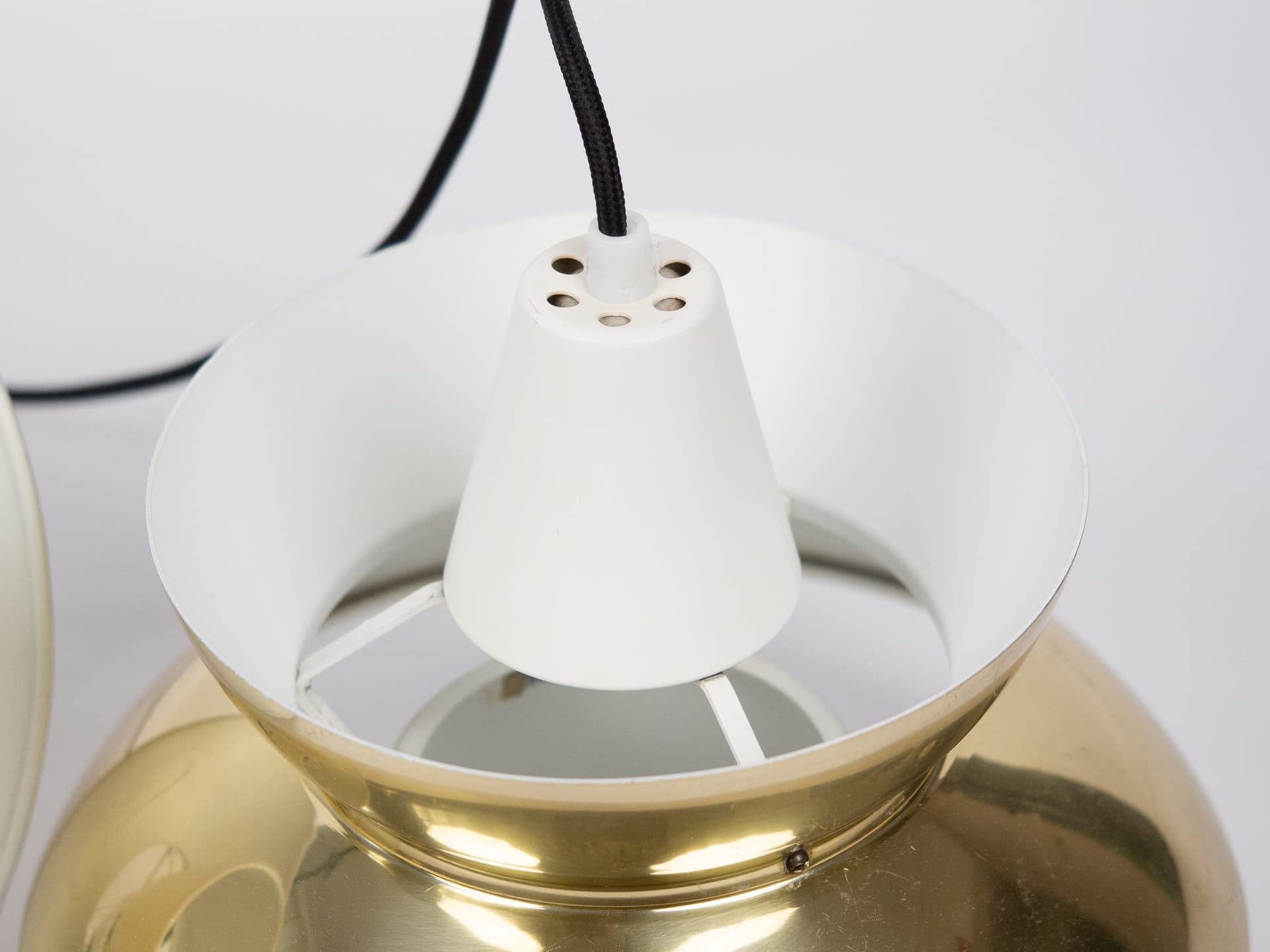 Para lamp wiszących Doo Wop, metal złoty, biały, Louis Poulsen, Dania, lata 50. - 303200