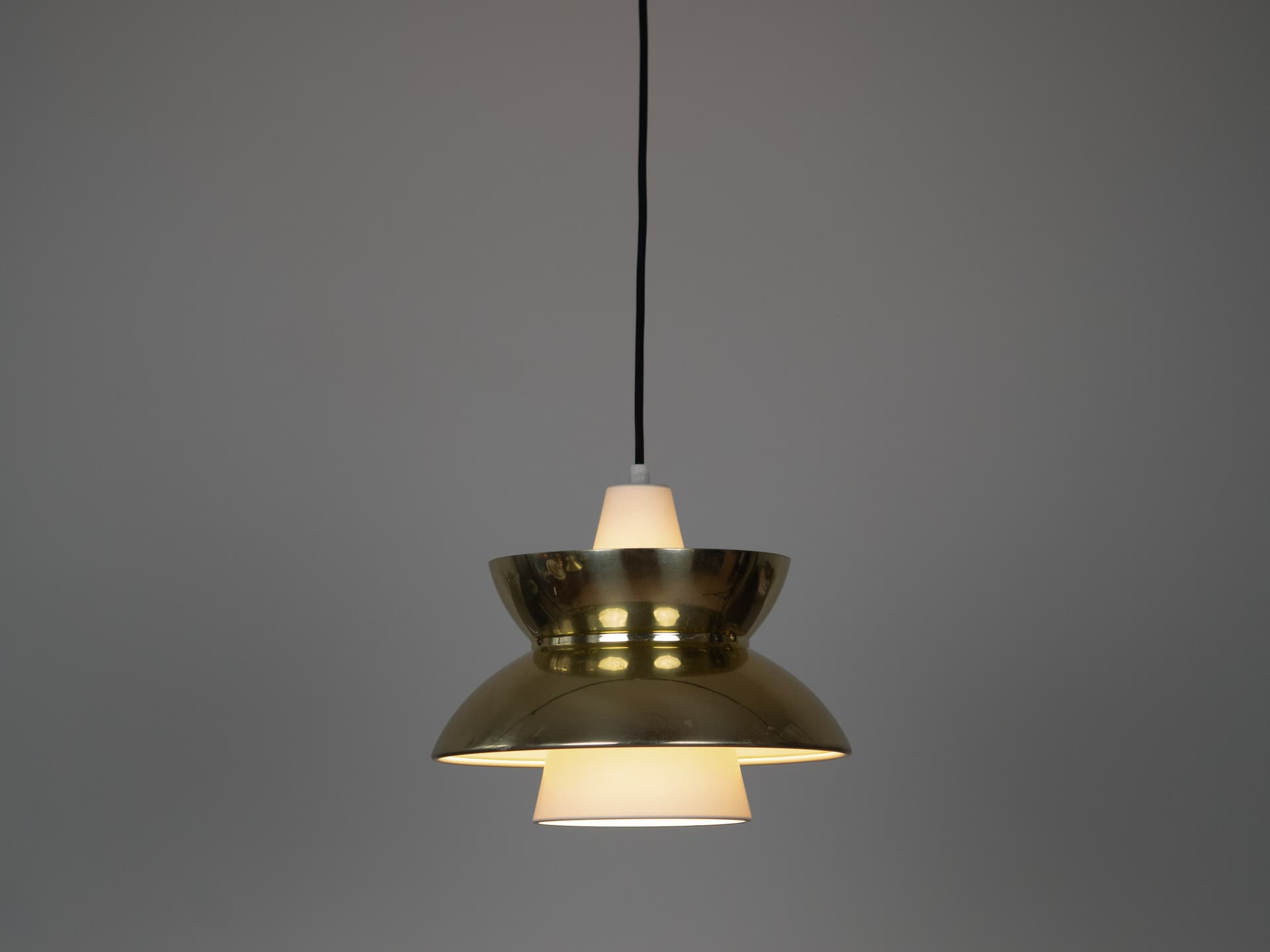 Para lamp wiszących Doo Wop, metal złoty, biały, Louis Poulsen, Dania, lata 50. - 303196