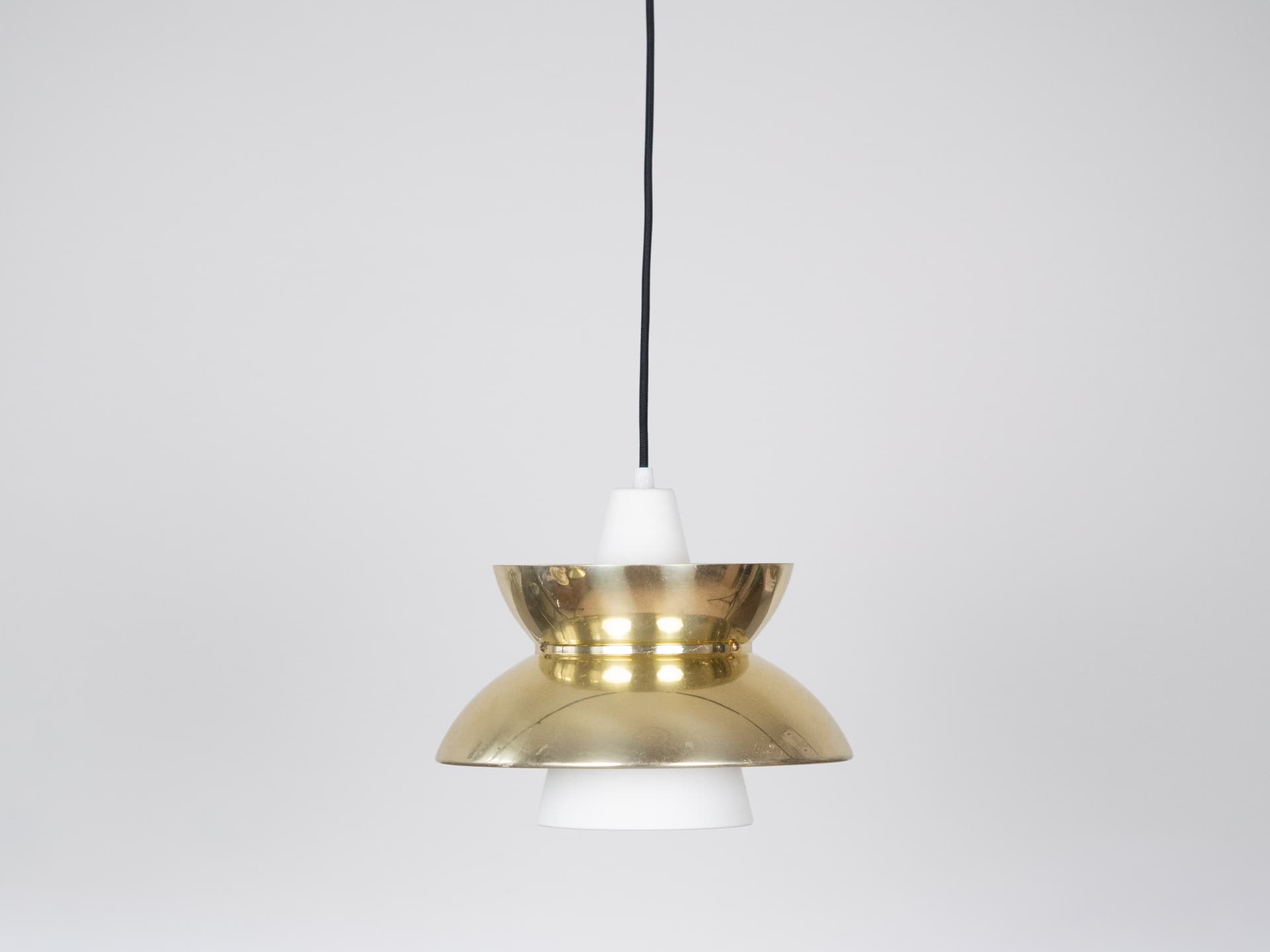 Para lamp wiszących Doo Wop, metal złoty, biały, Louis Poulsen, Dania, lata 50. - 303194