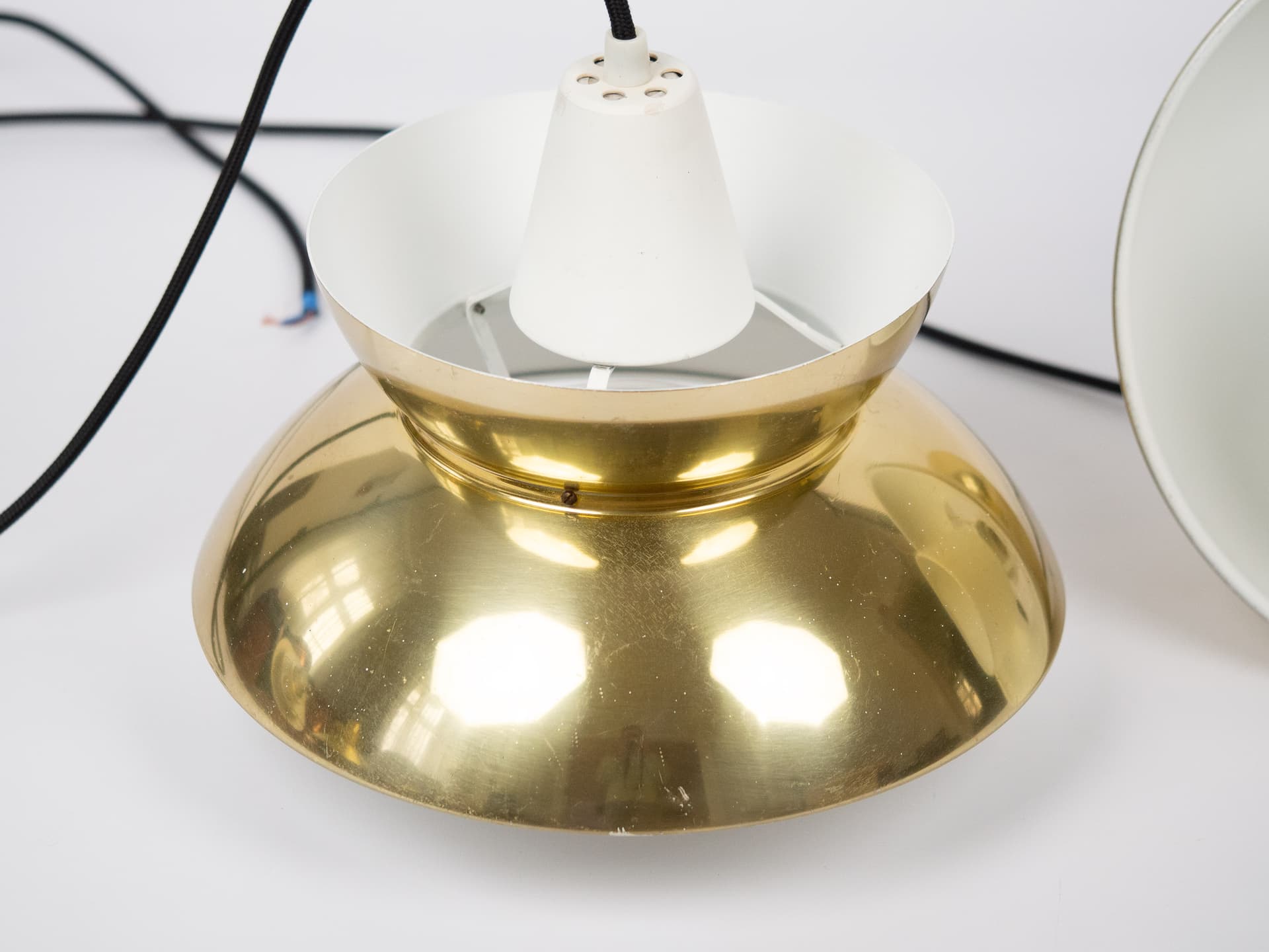 Para lamp wiszących Doo Wop, metal złoty, biały, Louis Poulsen, Dania, lata 50. - 303201