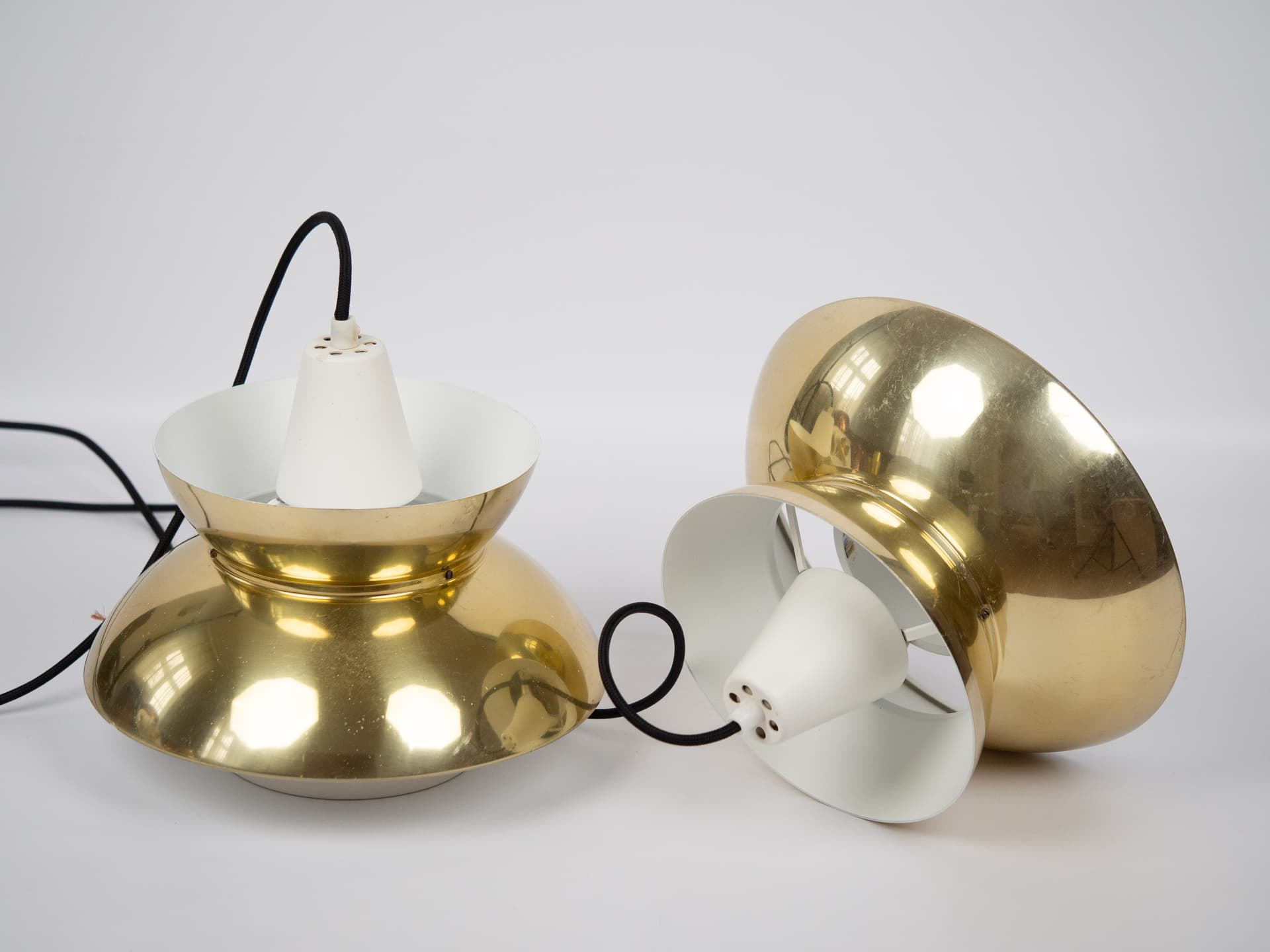 Para lamp wiszących Doo Wop, metal złoty, biały, Louis Poulsen, Dania, lata 50. - 303206