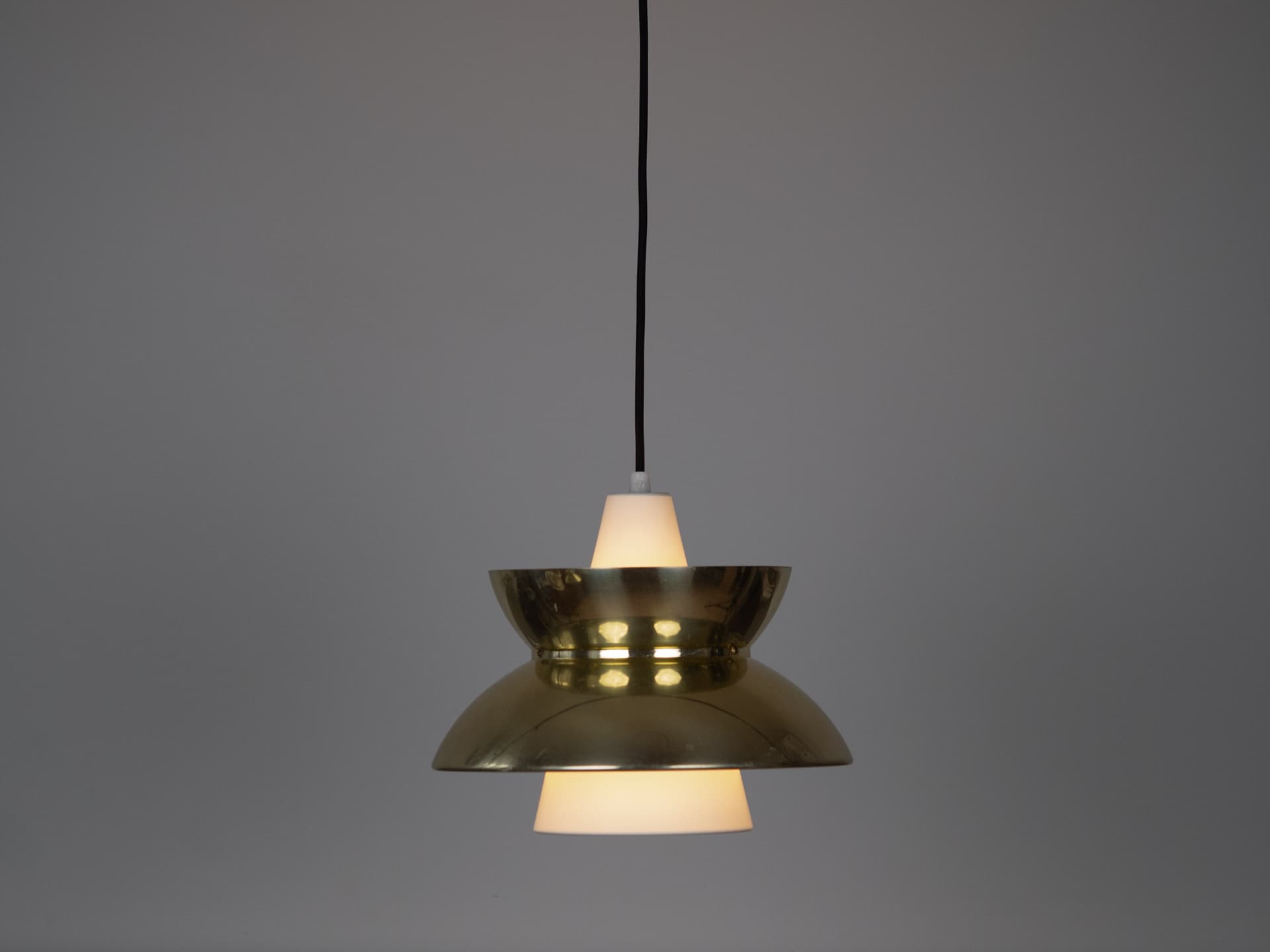 Para lamp wiszących Doo Wop, metal złoty, biały, Louis Poulsen, Dania, lata 50. - 303195