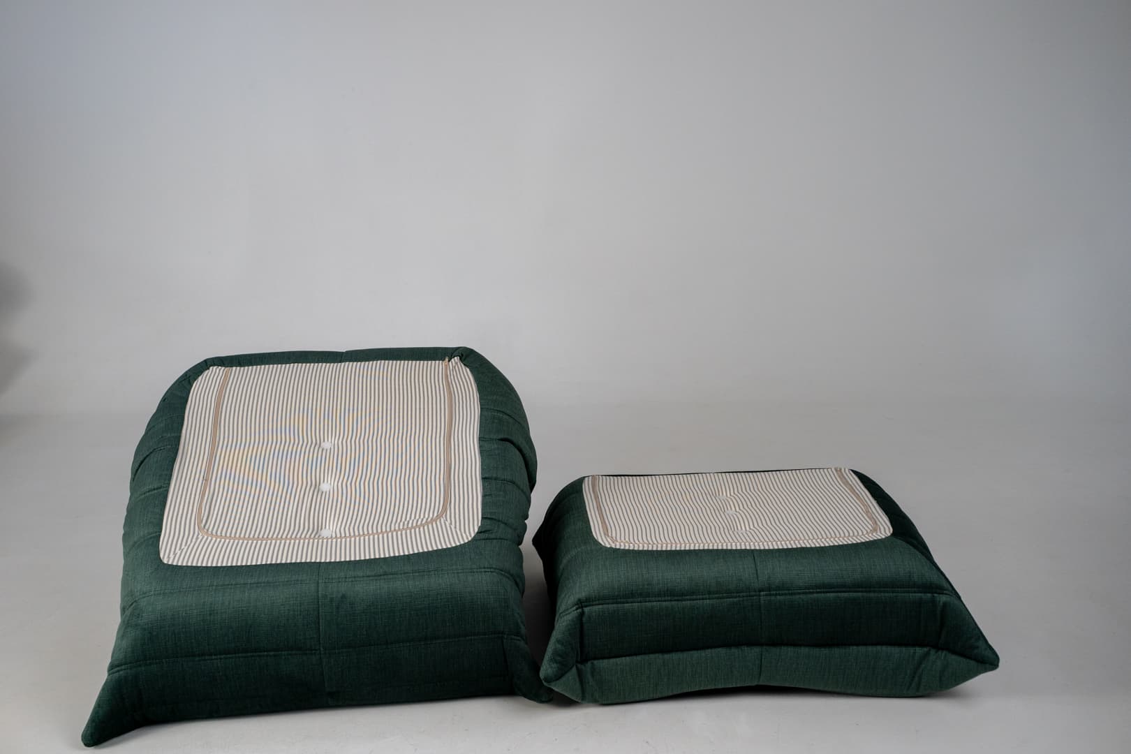 Fotel wypoczynkowy Togo z podnóżkiem, rib velvet spruce - 303622