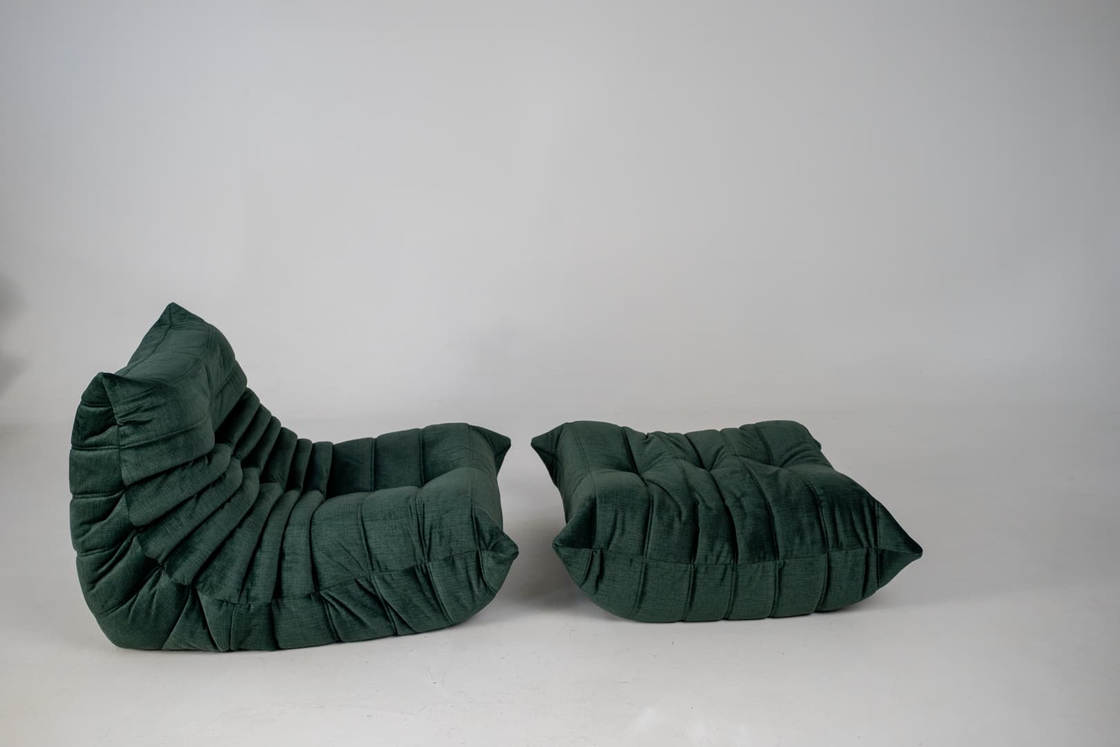 Fotel wypoczynkowy Togo z podnóżkiem, rib velvet spruce - 303621