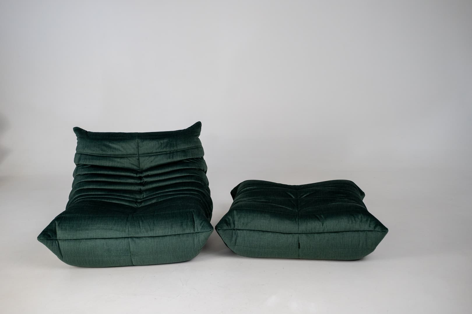 Fotel wypoczynkowy Togo z podnóżkiem, rib velvet spruce - 303619