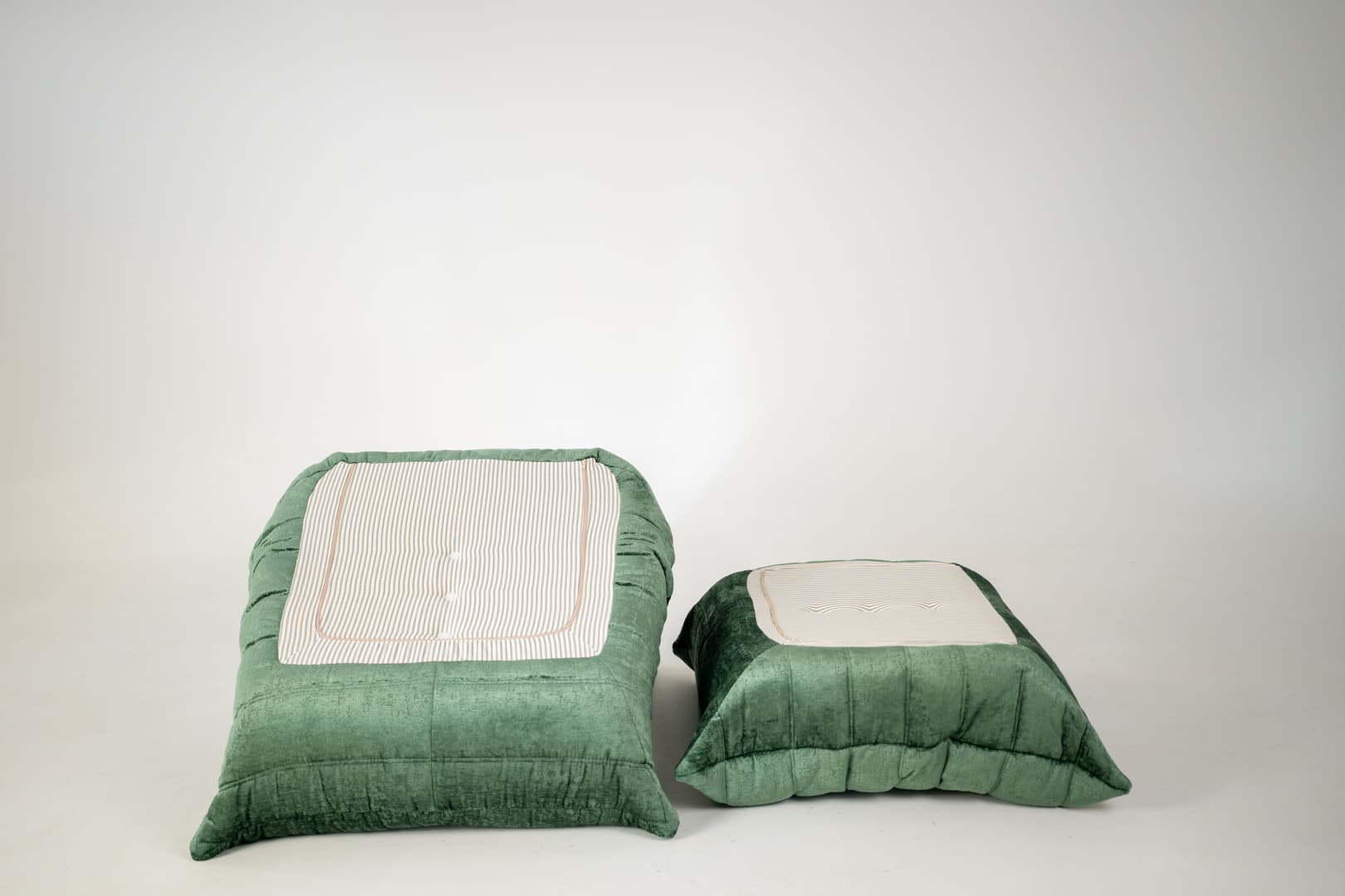 Fotel wypoczynkowy Togo z podnóżkiem, washed velvet forest green - 303656