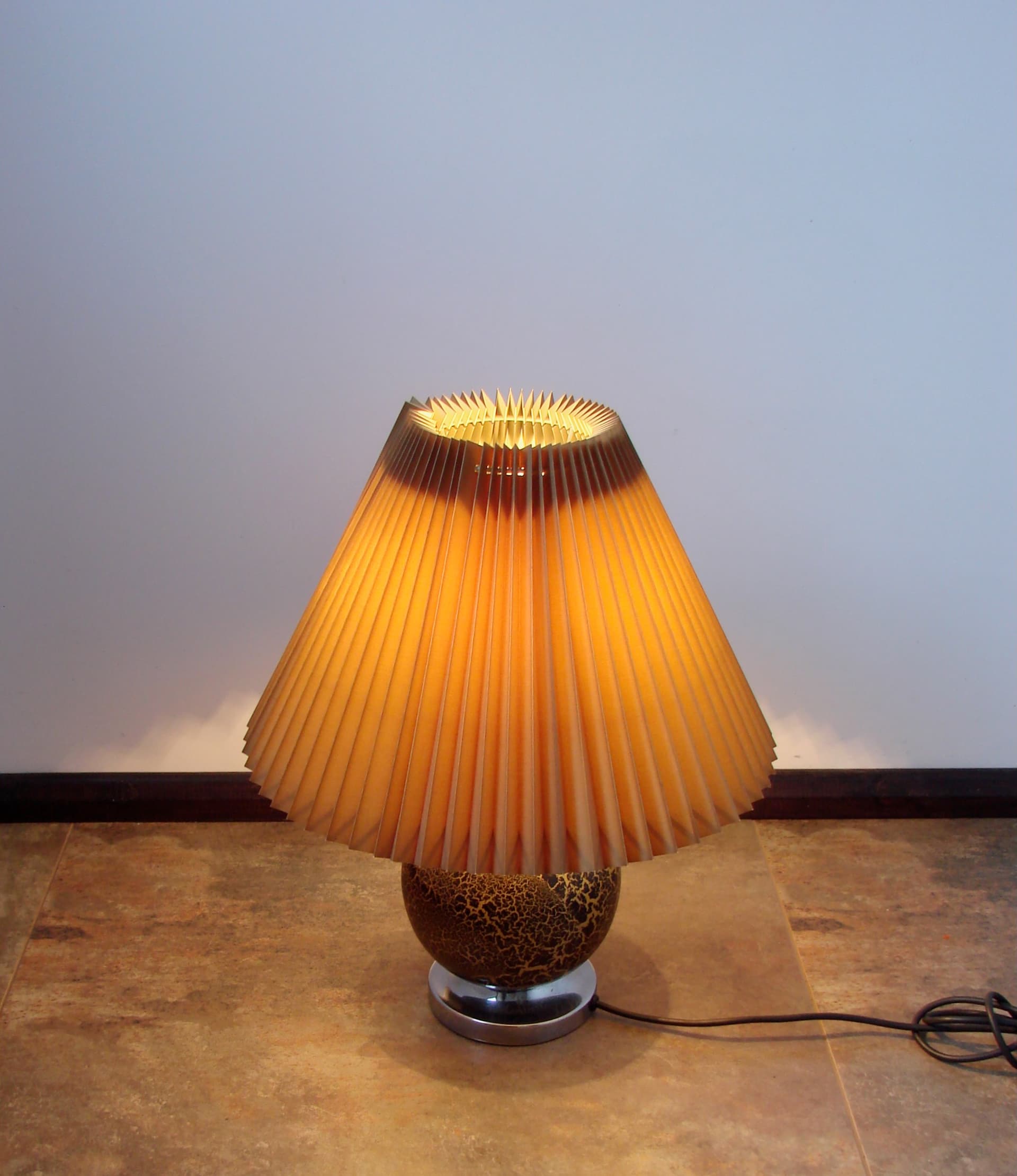 Lampka stołowa Art Deco, beżowy abażur, drewno czarne złote, metal srebrny, lata 60. - 303844