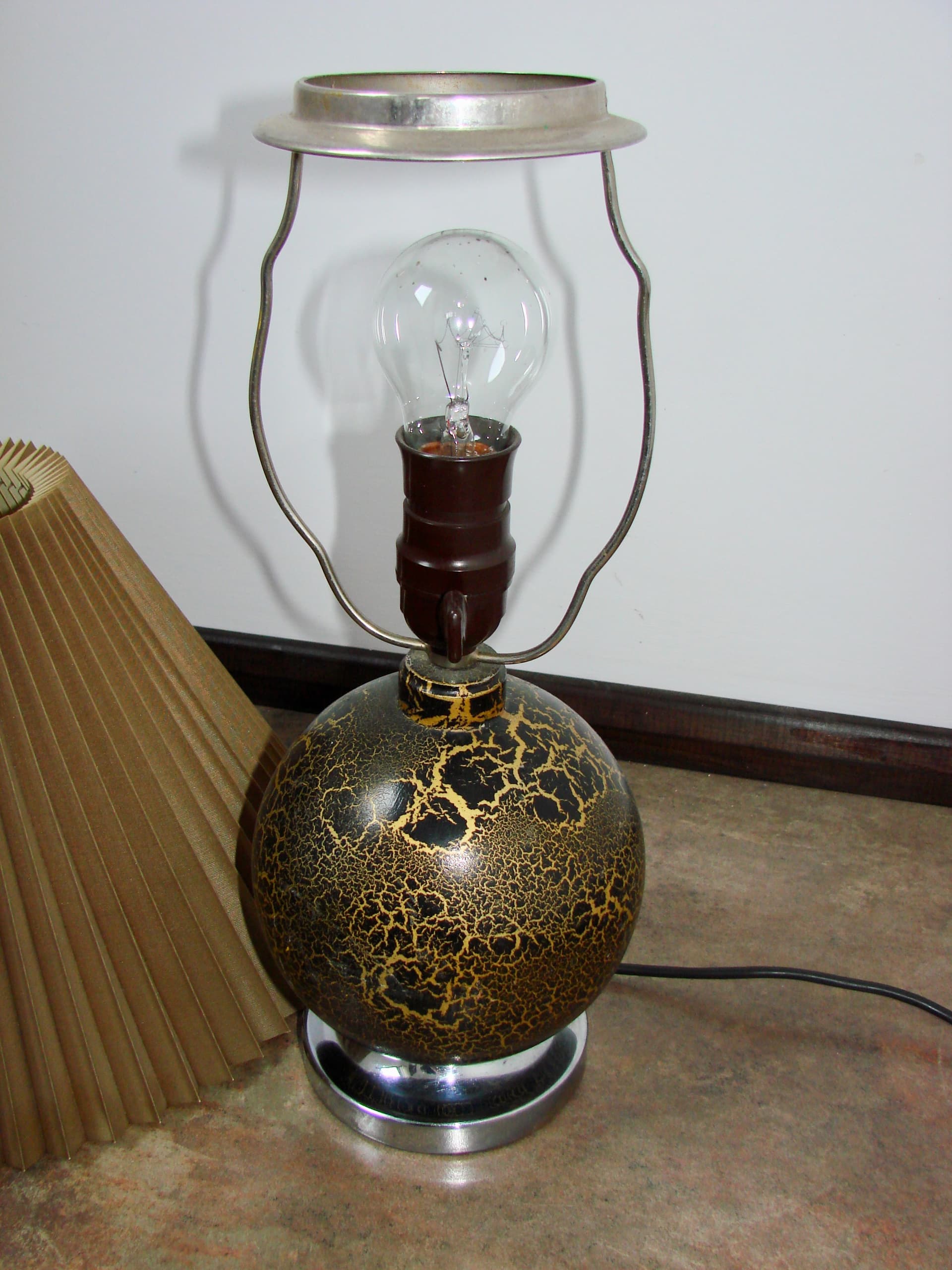 Lampka stołowa Art Deco, beżowy abażur, drewno czarne złote, metal srebrny, lata 60. - 303850