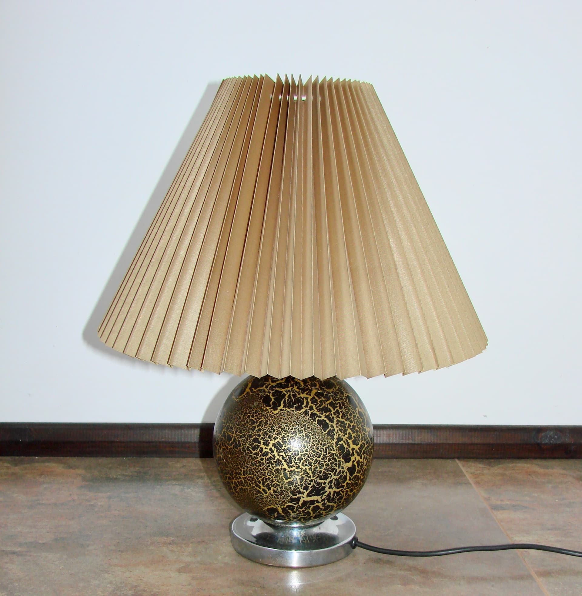 Lampka stołowa Art Deco, beżowy abażur, drewno czarne złote, metal srebrny, lata 60. - 303847
