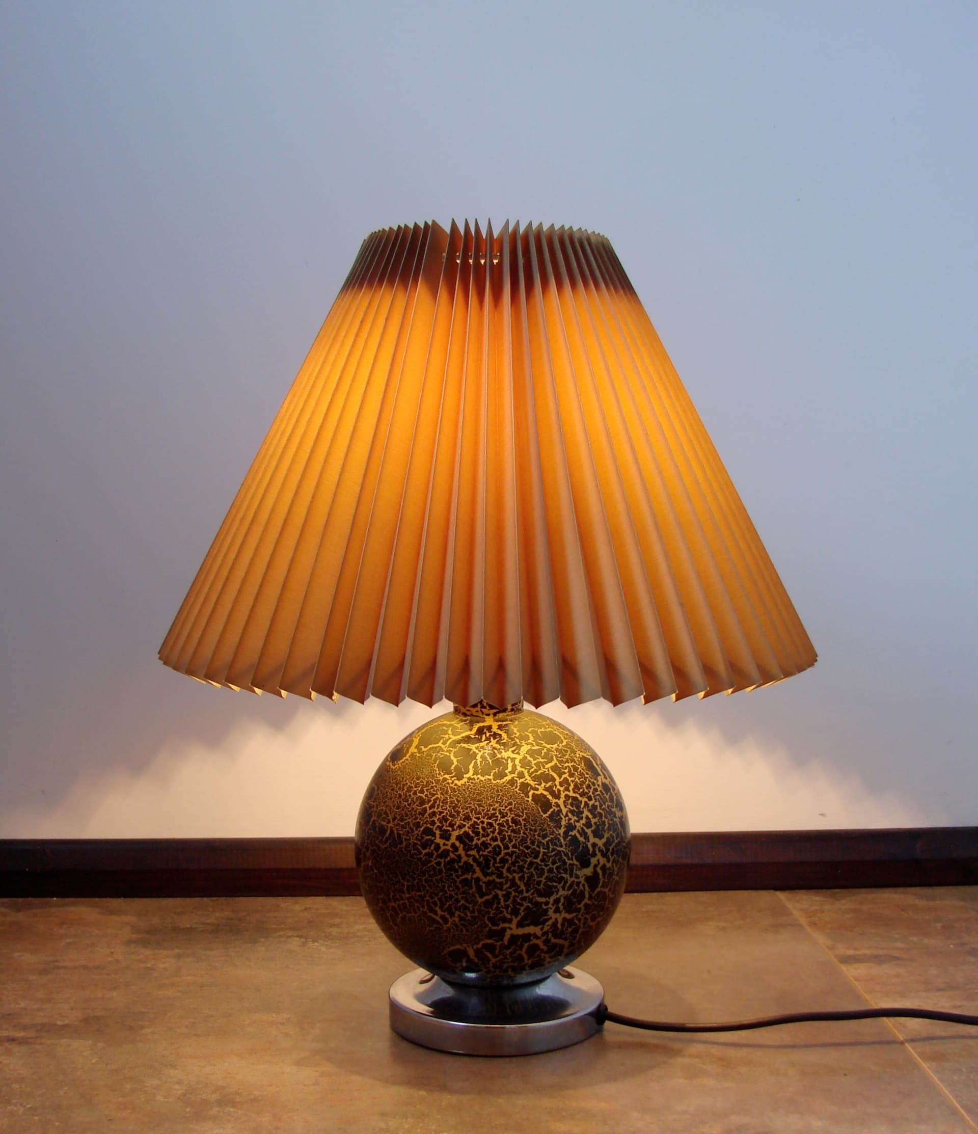 Lampka stołowa Art Deco, beżowy abażur, drewno czarne złote, metal srebrny, lata 60. - 303846