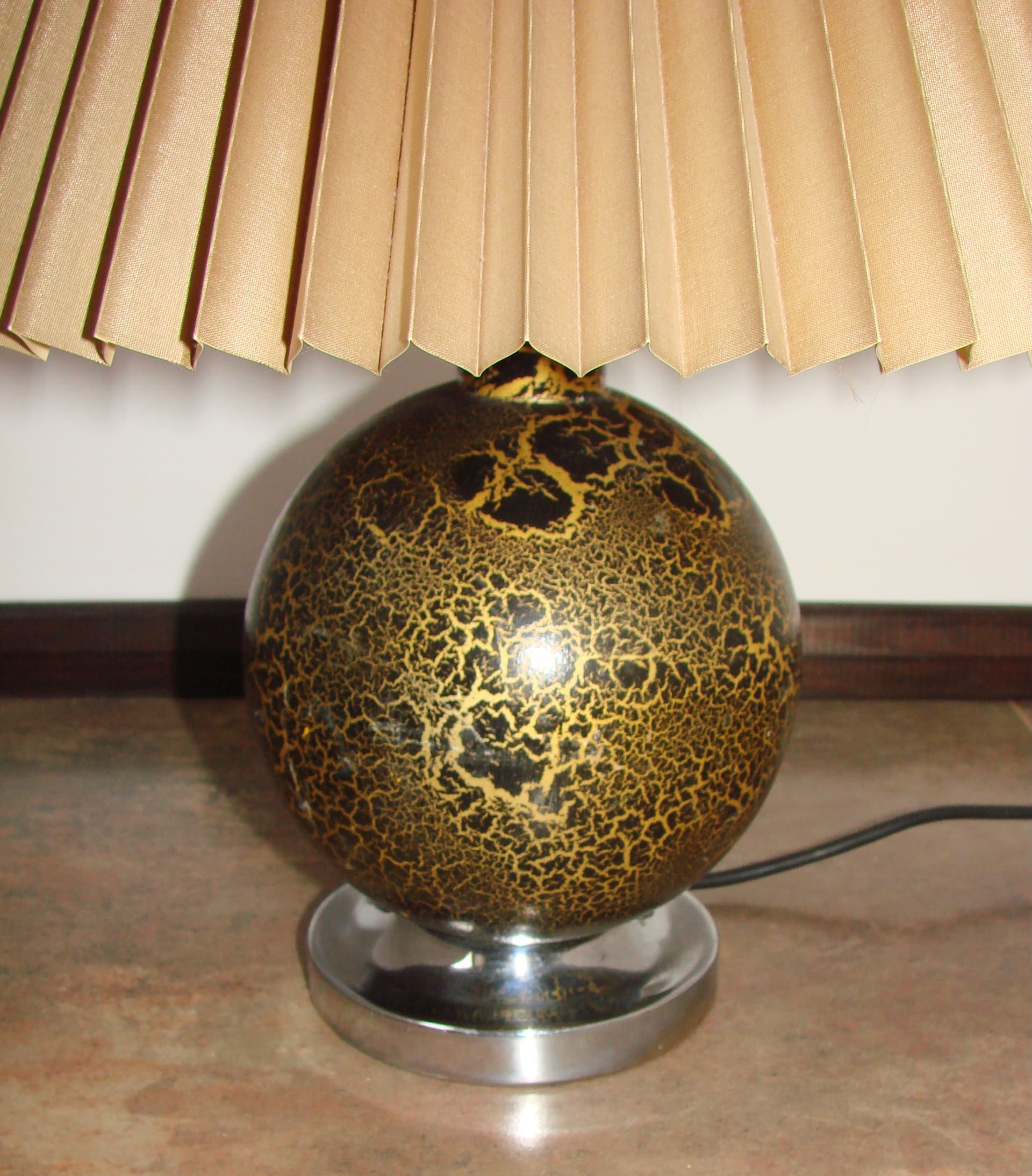 Lampka stołowa Art Deco, beżowy abażur, drewno czarne złote, metal srebrny, lata 60. - 303845