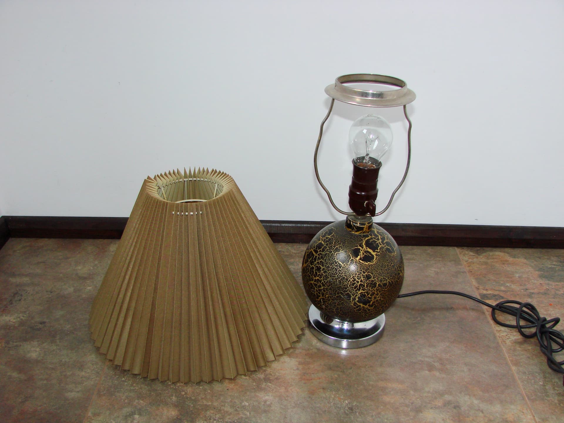 Lampka stołowa Art Deco, beżowy abażur, drewno czarne złote, metal srebrny, lata 60. - 303849