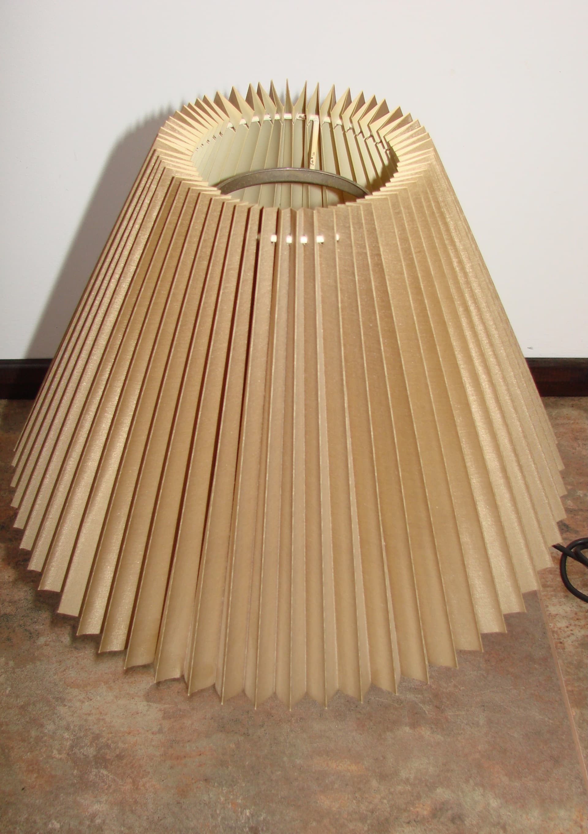 Lampka stołowa Art Deco, beżowy abażur, drewno czarne złote, metal srebrny, lata 60. - 303851
