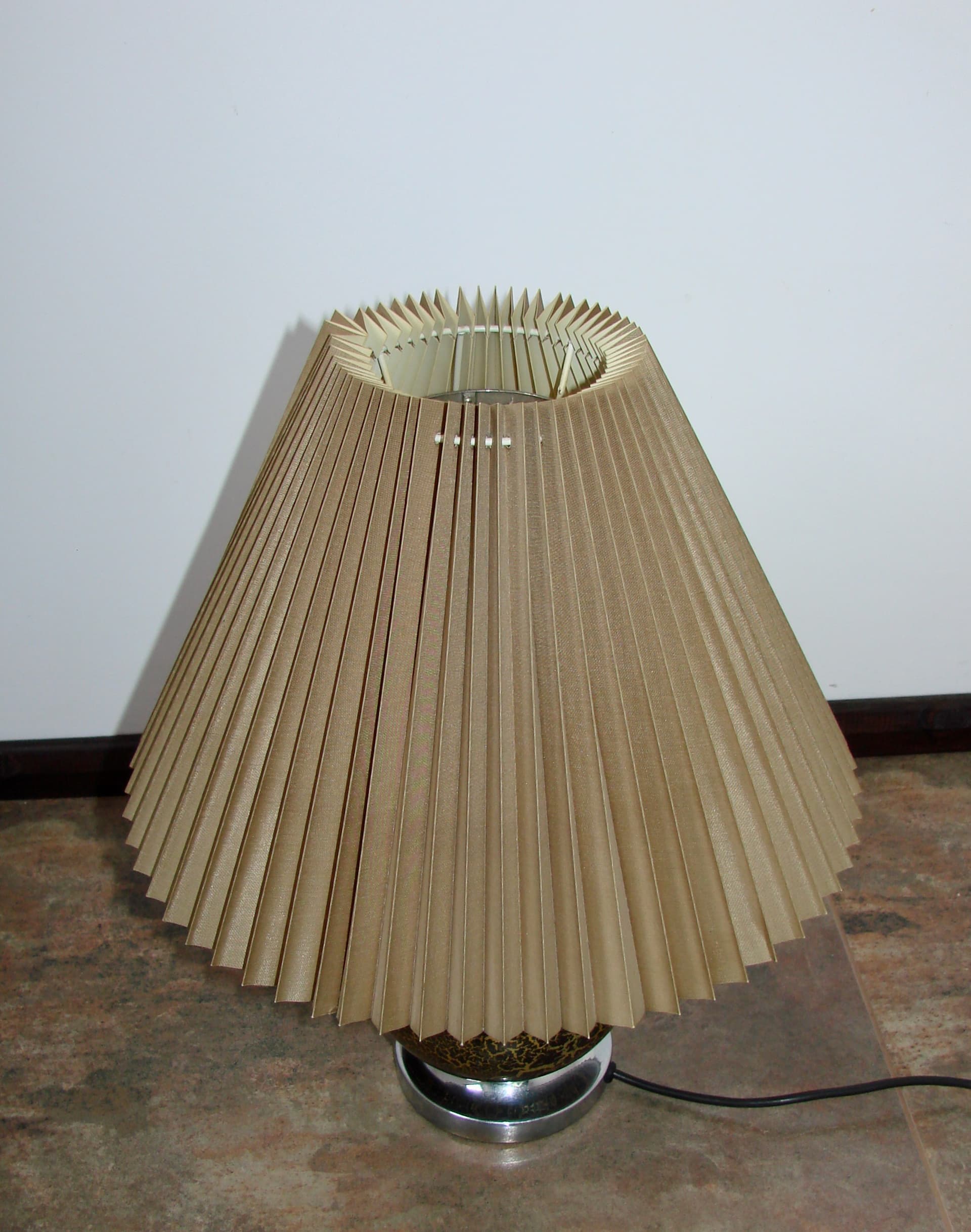 Lampka stołowa Art Deco, beżowy abażur, drewno czarne złote, metal srebrny, lata 60. - 303848