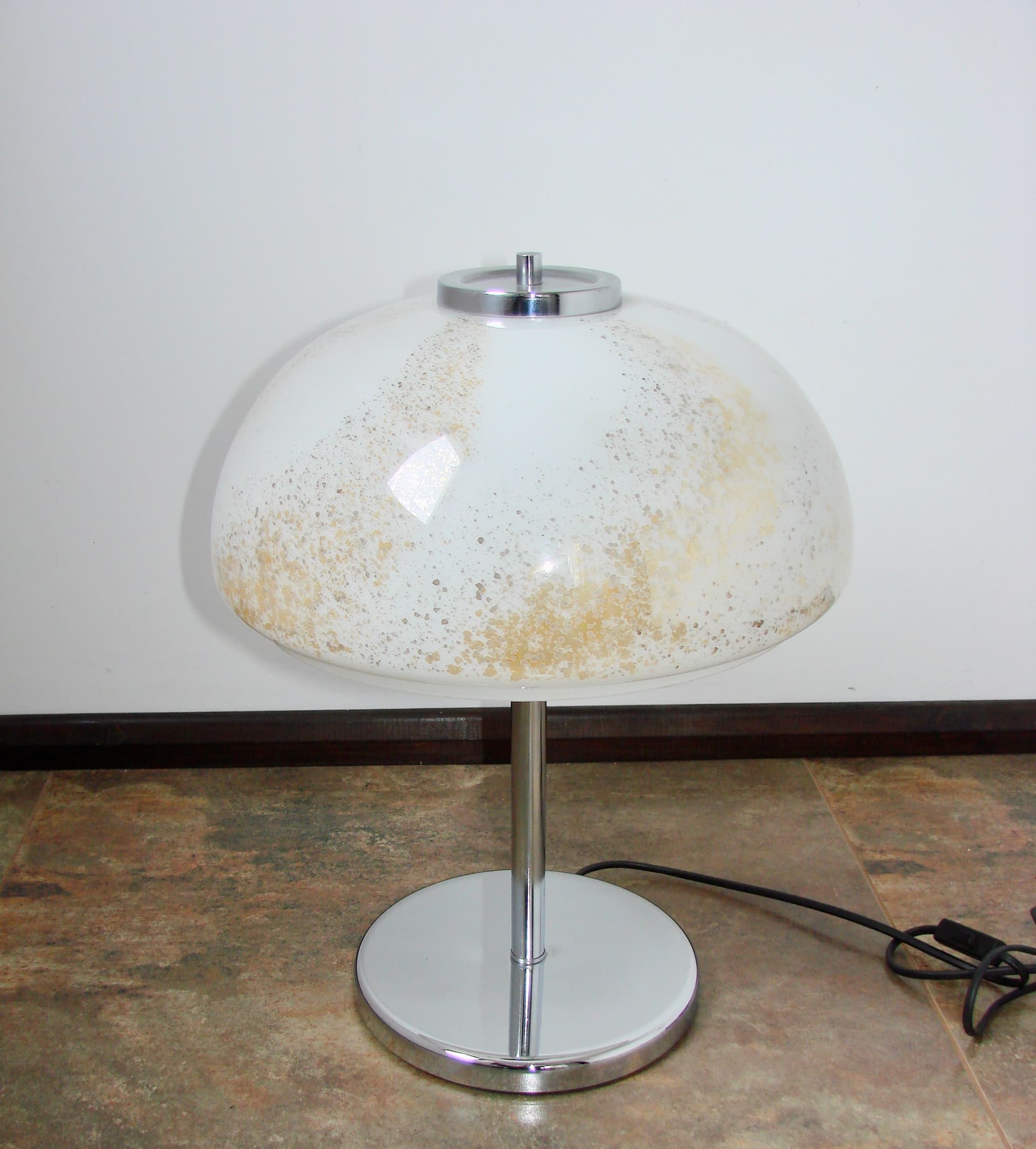 Lampka stołowa modernistyczna, szkło białe złoto-beżowe, chrom, lata 70. - 303855
