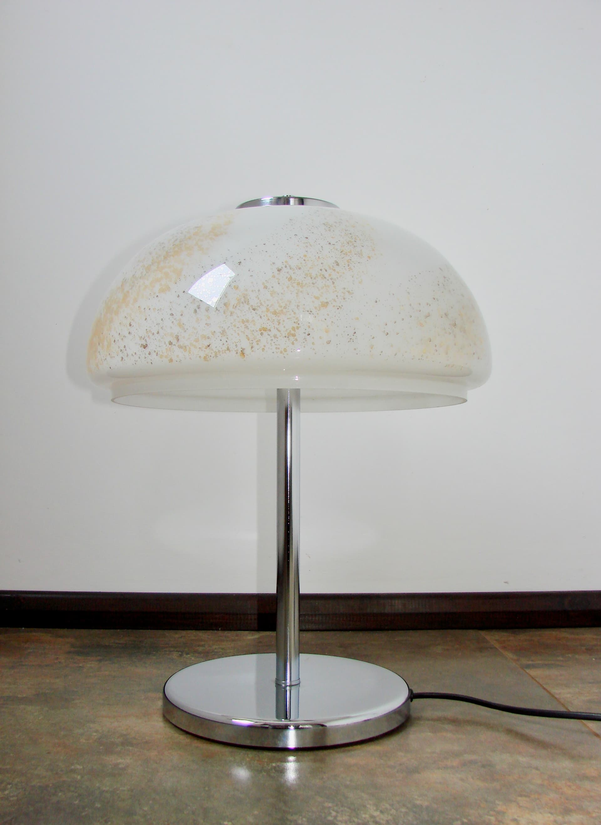 Lampka stołowa modernistyczna, szkło białe złoto-beżowe, chrom, lata 70. - 303854