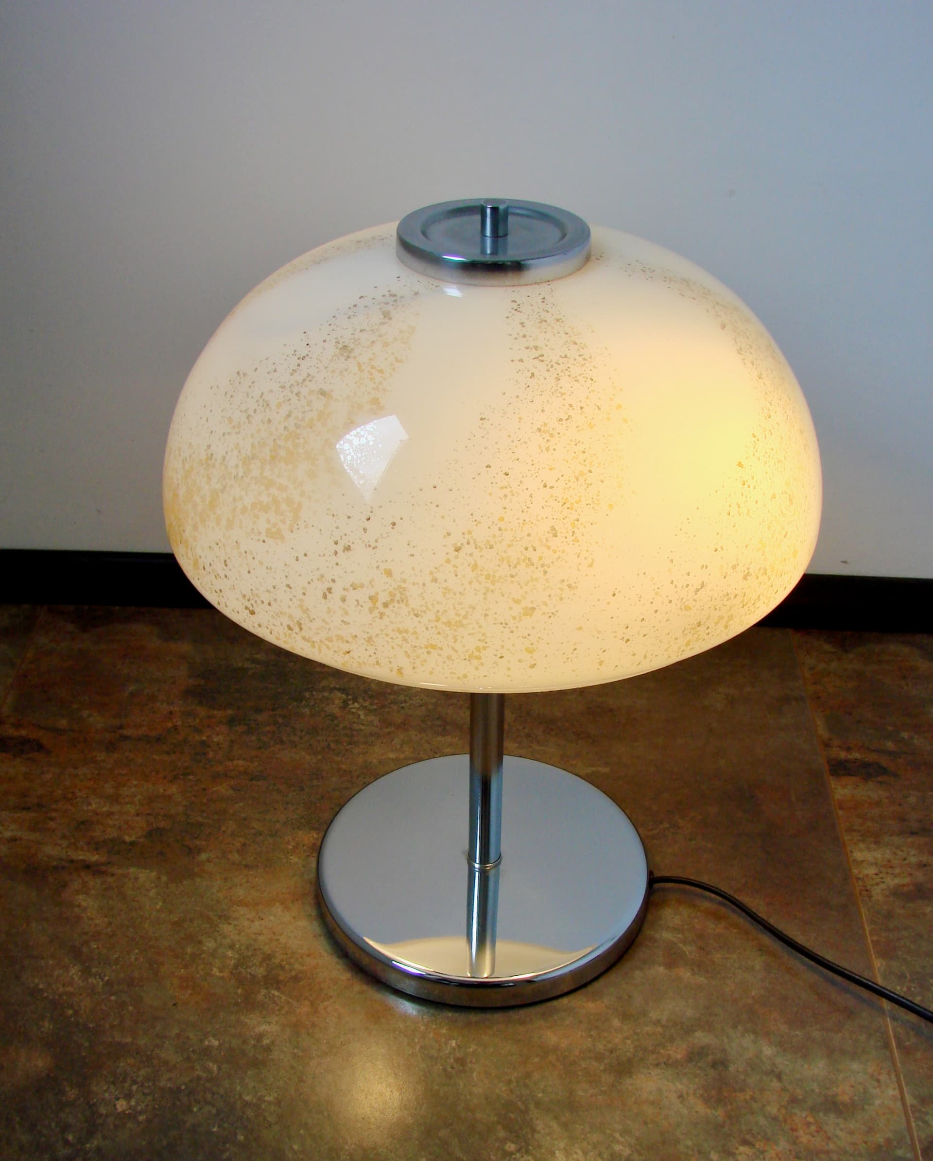Lampka stołowa modernistyczna, szkło białe złoto-beżowe, chrom, lata 70. - 303852