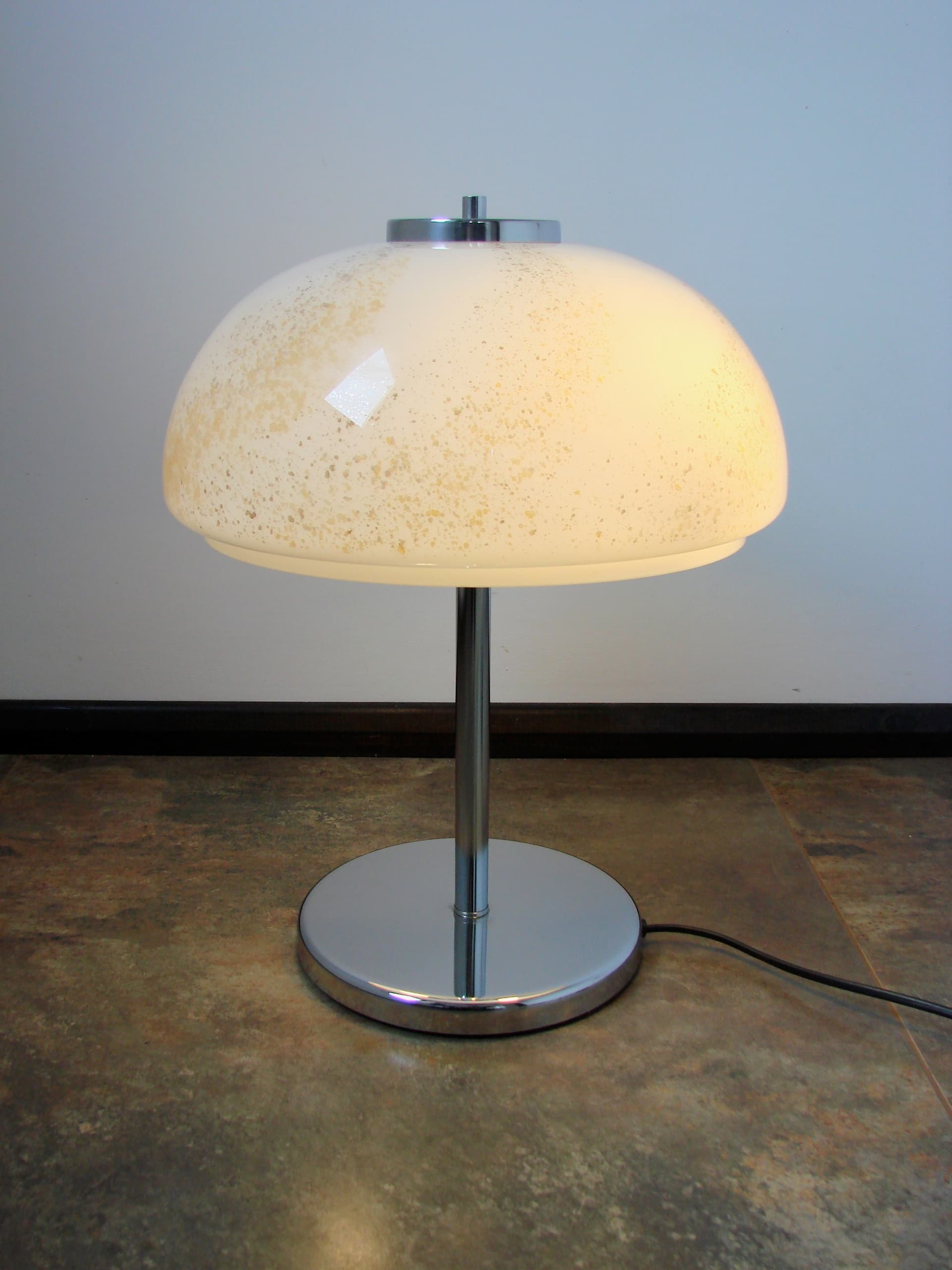 Lampka stołowa modernistyczna, szkło białe złoto-beżowe, chrom, lata 70. - 303853