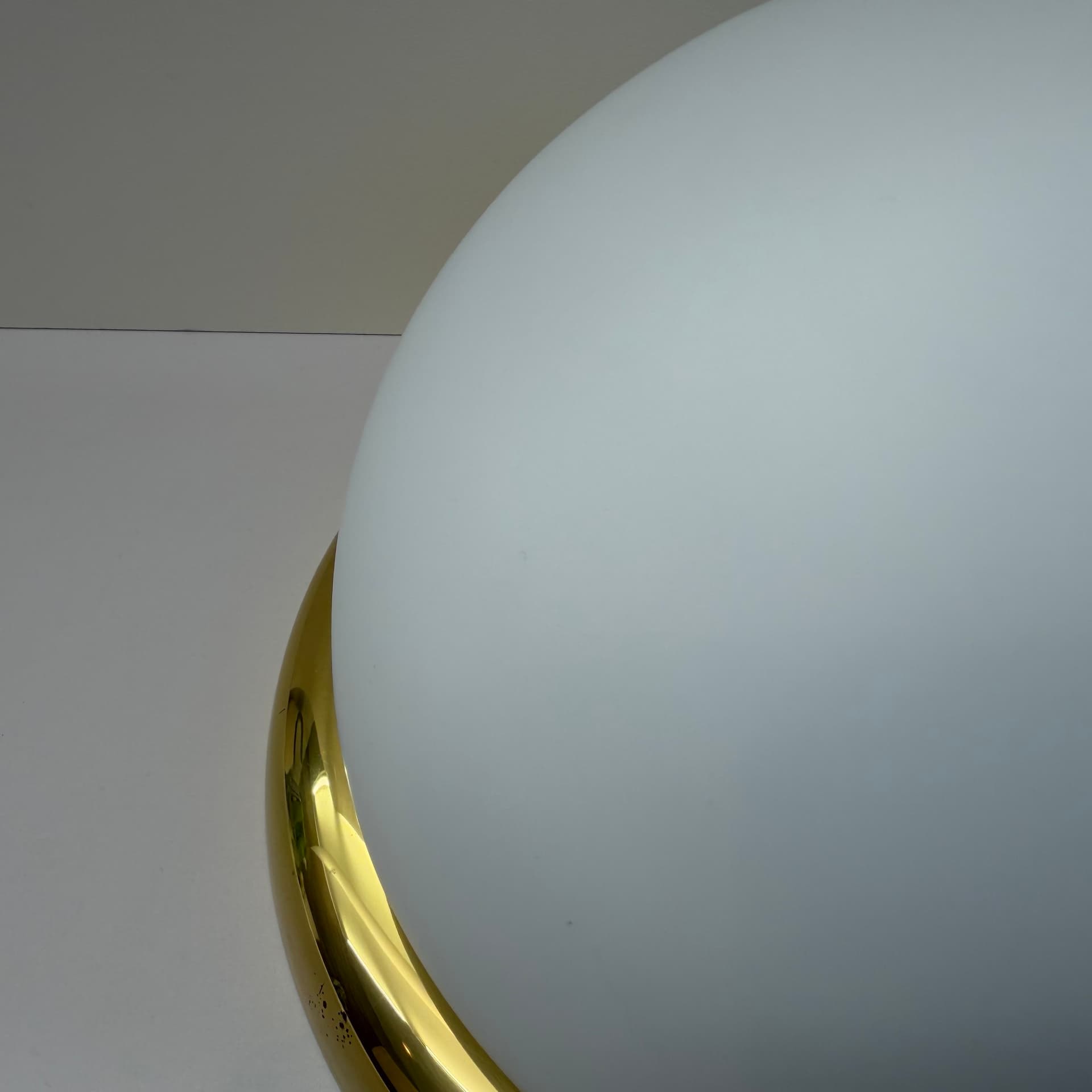 Kinkiet Bauhaus, szkło opalowe białe, mosiądz złoty, Niemcy, lata 70. - 304133