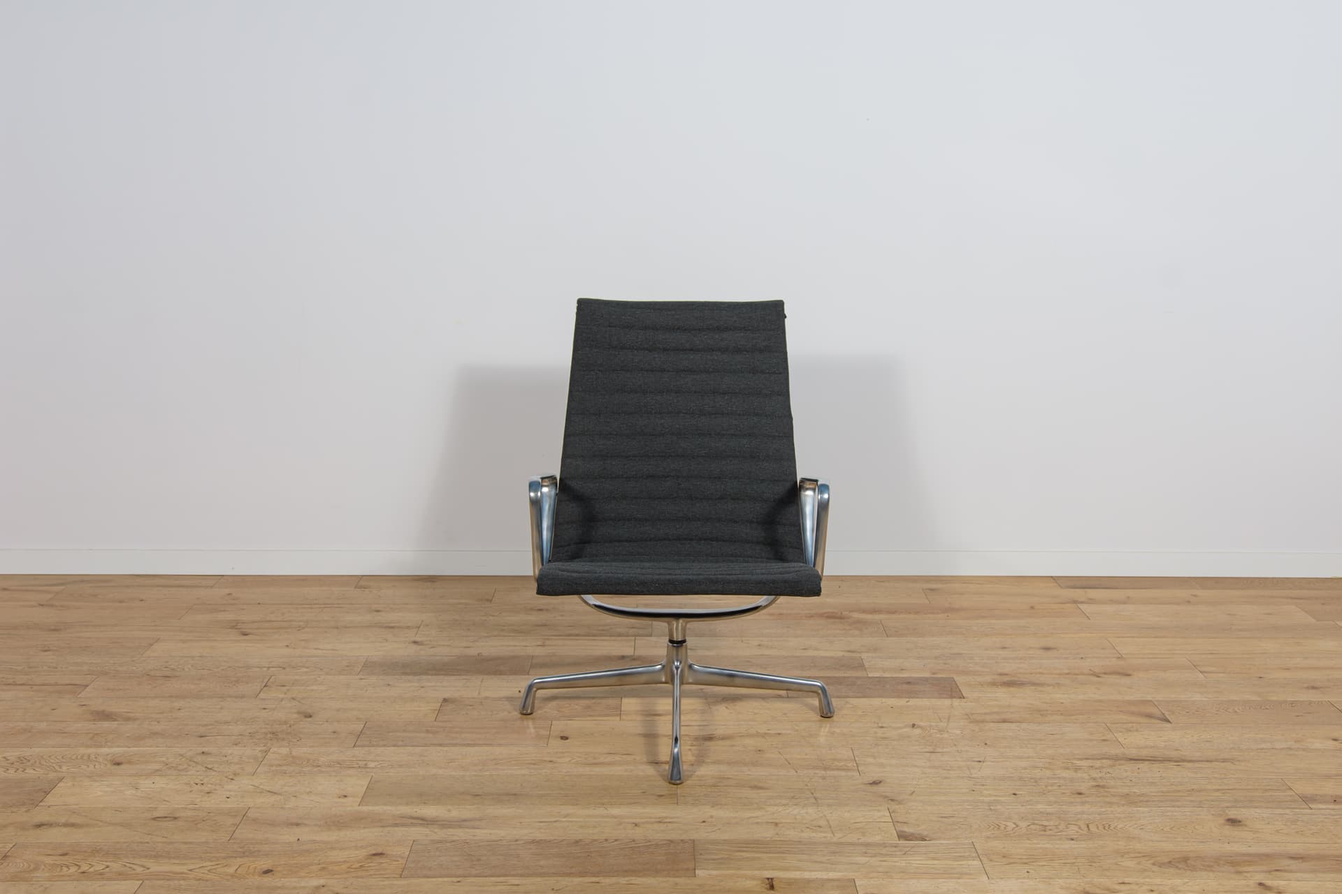 Fotel wypoczynkowy EA124, tkanina czarna, aluminium srebrny, proj. C. Eames, Herman Miller, Wielka Brytania, lata 80. - 304709