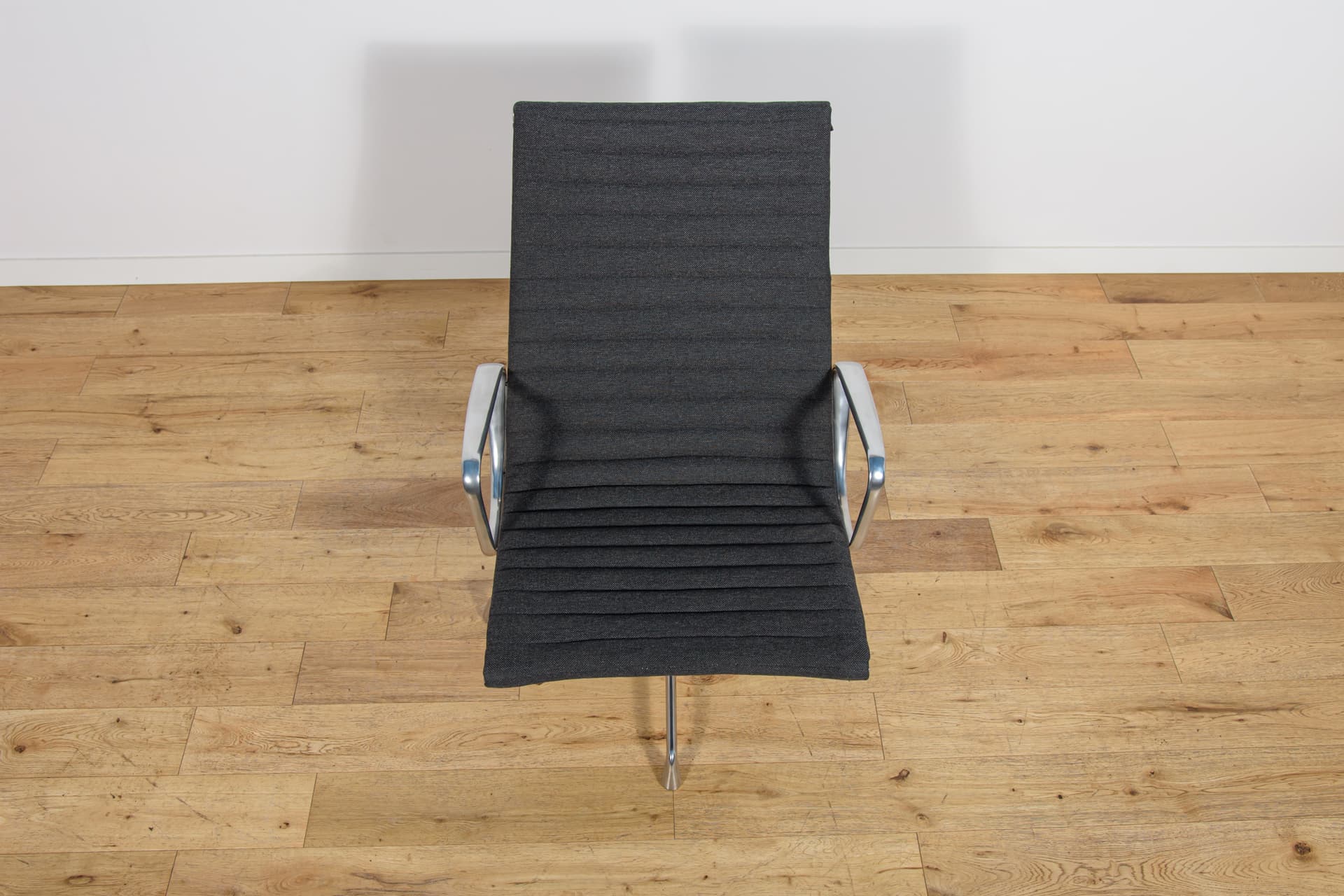 Fotel wypoczynkowy EA124, tkanina czarna, aluminium srebrny, proj. C. Eames, Herman Miller, Wielka Brytania, lata 80. - 304710