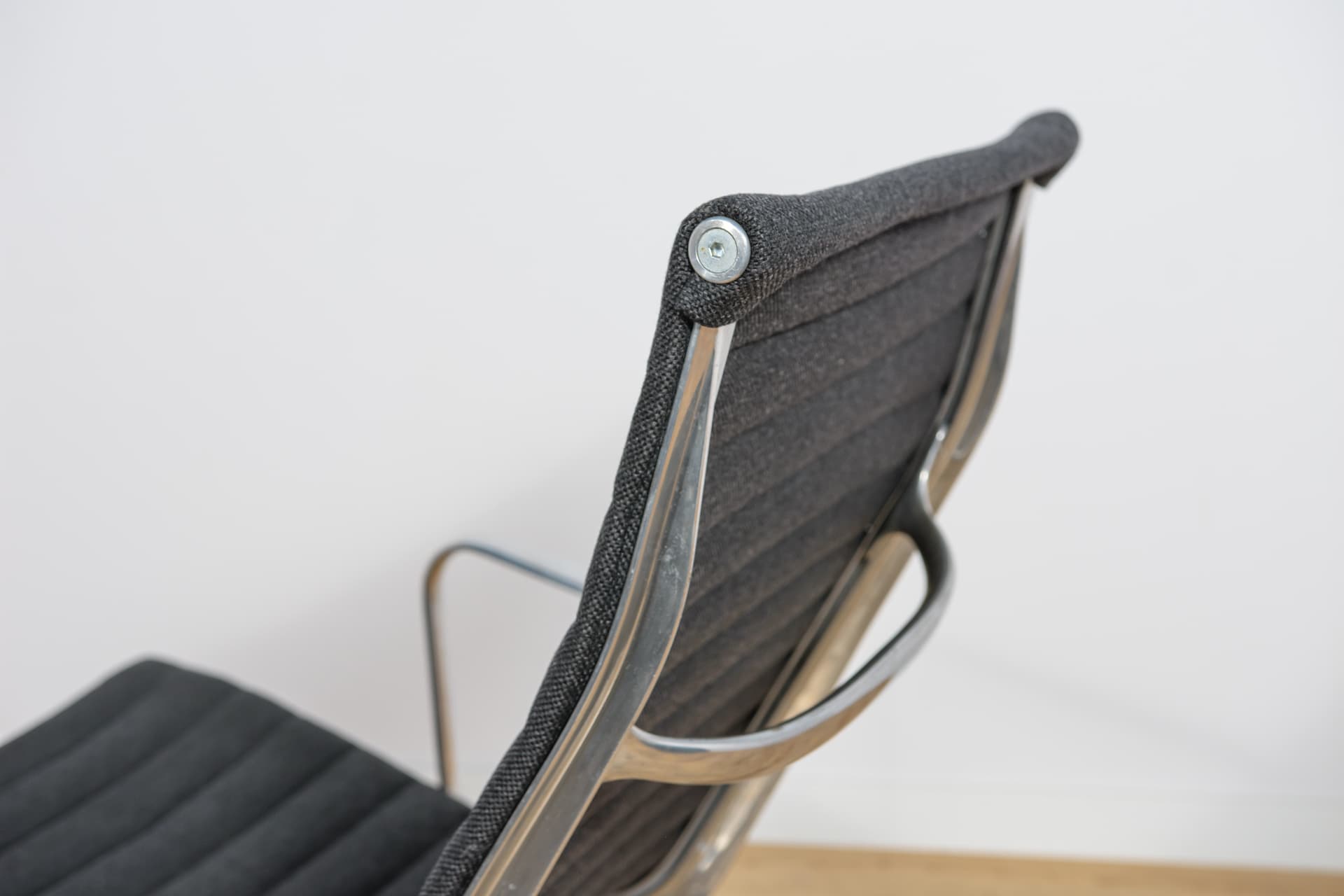 Fotel wypoczynkowy EA124, tkanina czarna, aluminium srebrny, proj. C. Eames, Herman Miller, Wielka Brytania, lata 80. - 304719