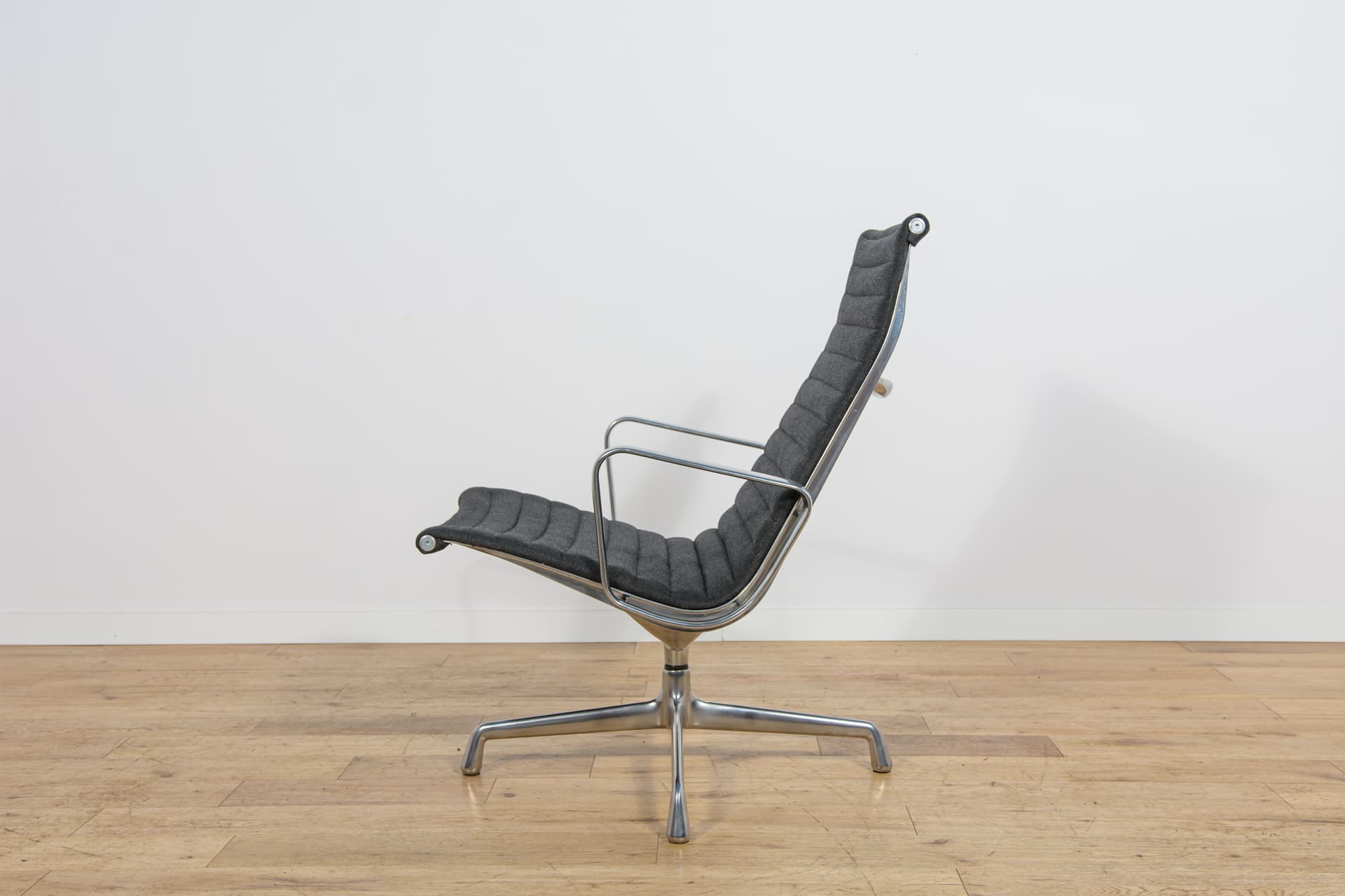 Fotel wypoczynkowy EA124, tkanina czarna, aluminium srebrny, proj. C. Eames, Herman Miller, Wielka Brytania, lata 80. - 304712