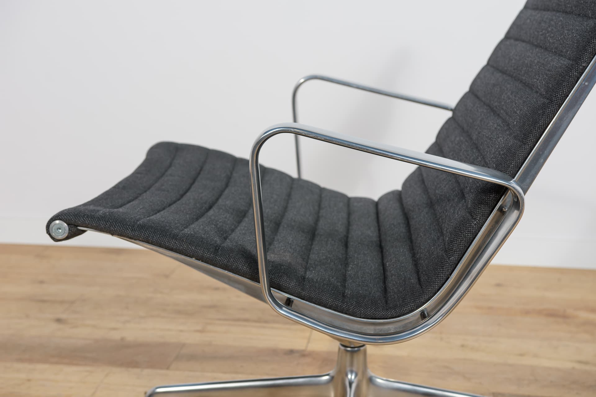 Fotel wypoczynkowy EA124, tkanina czarna, aluminium srebrny, proj. C. Eames, Herman Miller, Wielka Brytania, lata 80. - 304718
