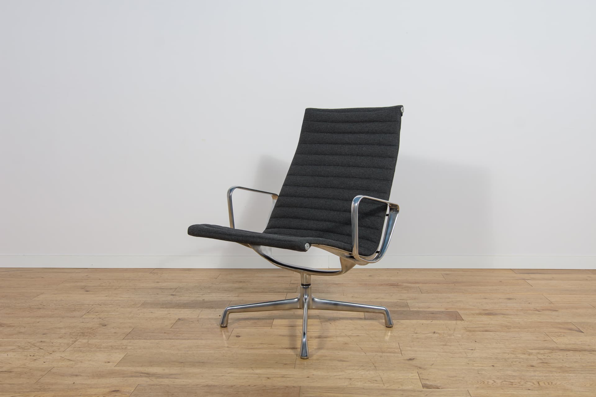 Fotel wypoczynkowy EA124, tkanina czarna, aluminium srebrny, proj. C. Eames, Herman Miller, Wielka Brytania, lata 80. - 304711
