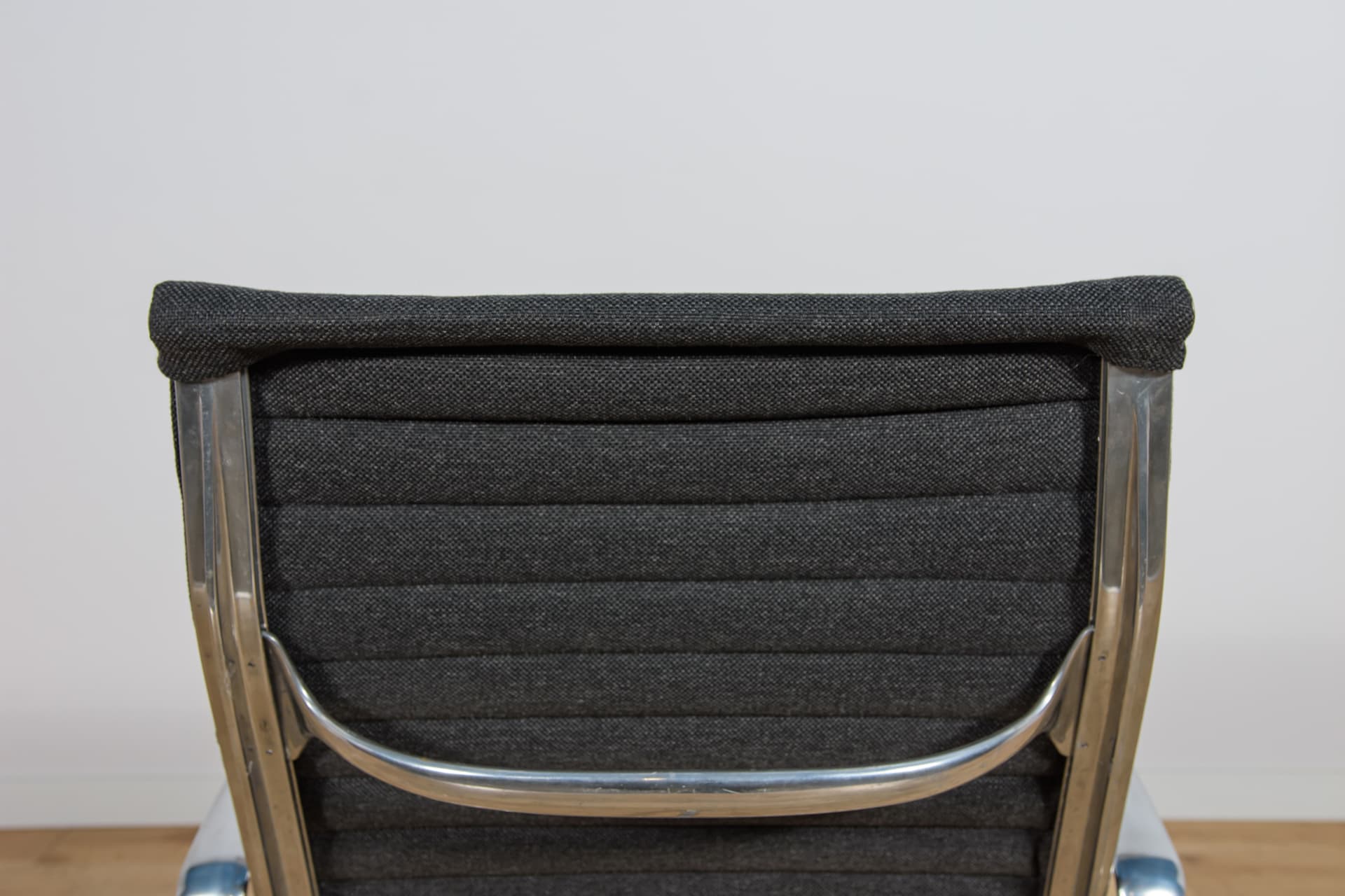 Fotel wypoczynkowy EA124, tkanina czarna, aluminium srebrny, proj. C. Eames, Herman Miller, Wielka Brytania, lata 80. - 304720