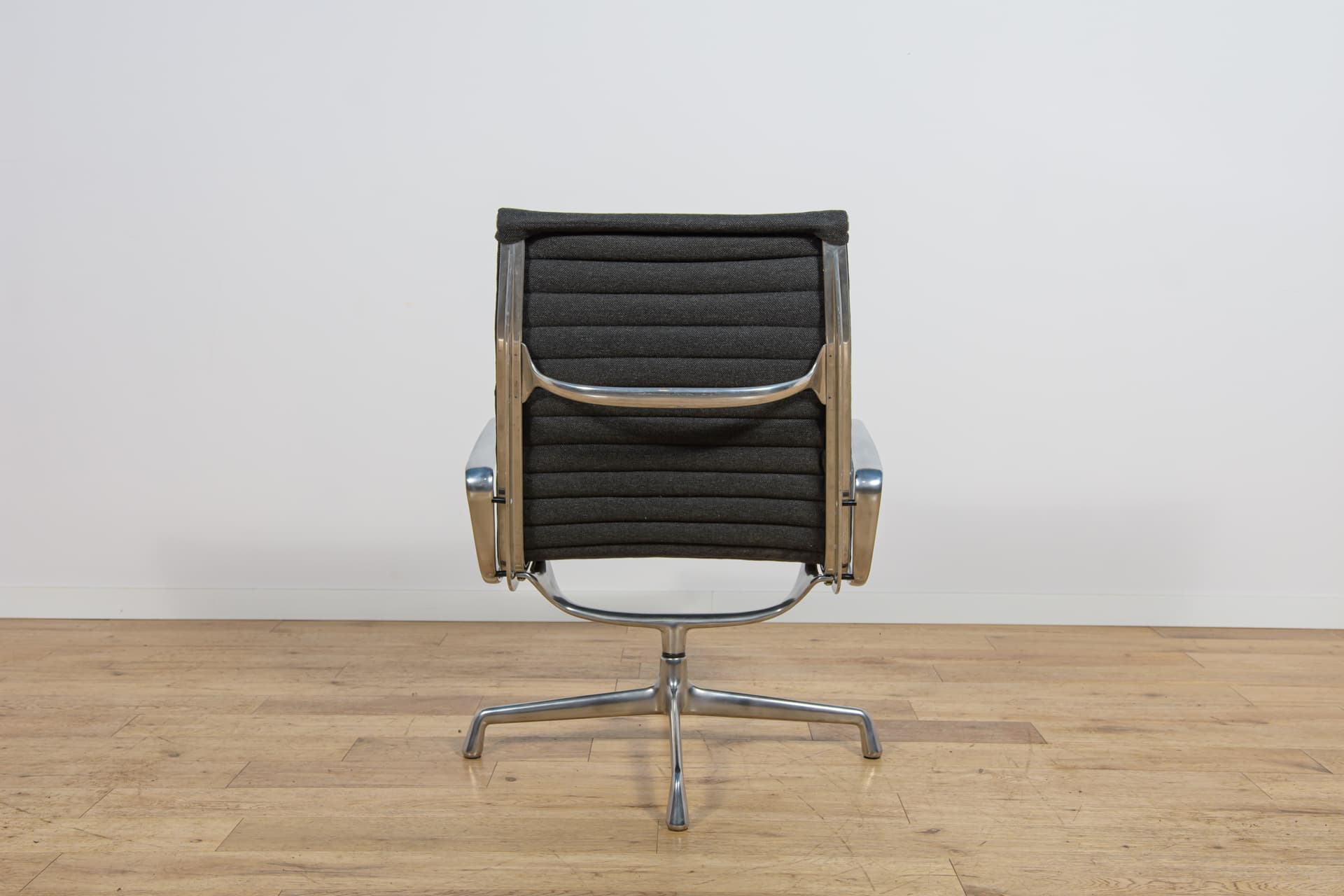 Fotel wypoczynkowy EA124, tkanina czarna, aluminium srebrny, proj. C. Eames, Herman Miller, Wielka Brytania, lata 80. - 304714