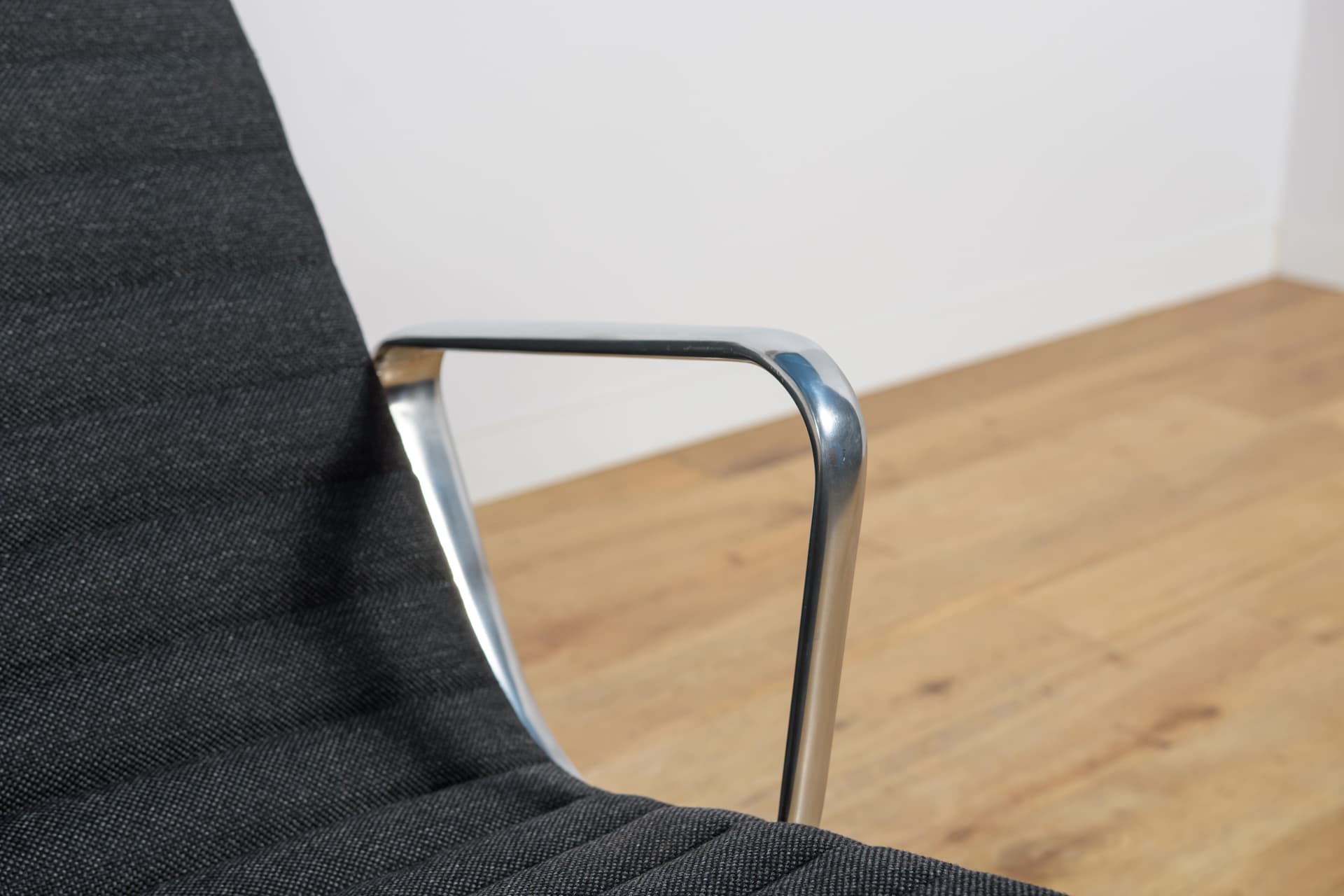 Fotel wypoczynkowy EA124, tkanina czarna, aluminium srebrny, proj. C. Eames, Herman Miller, Wielka Brytania, lata 80. - 304715