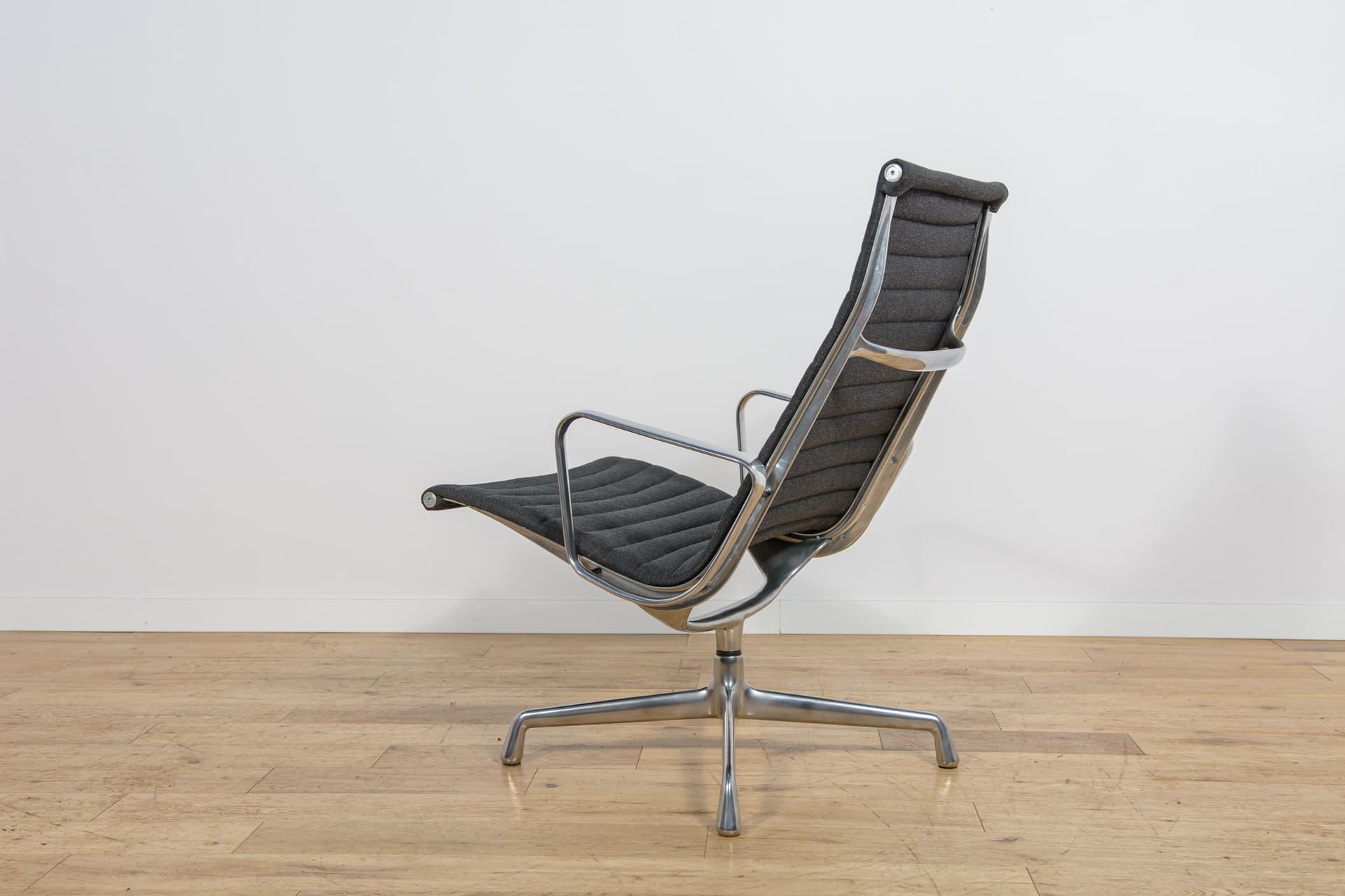 Fotel wypoczynkowy EA124, tkanina czarna, aluminium srebrny, proj. C. Eames, Herman Miller, Wielka Brytania, lata 80. - 304713