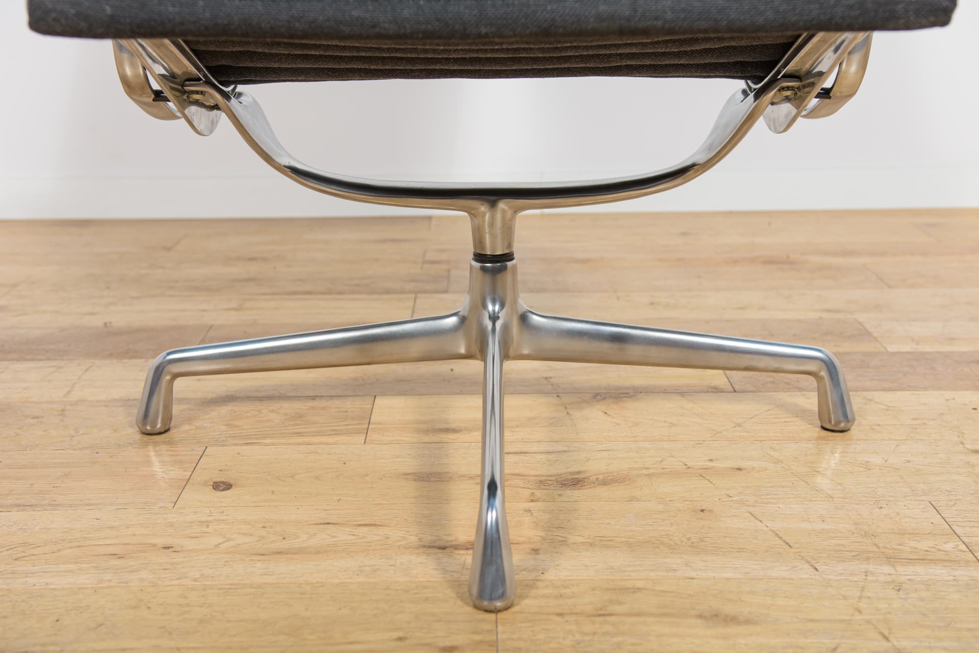 Fotel wypoczynkowy EA124, tkanina czarna, aluminium srebrny, proj. C. Eames, Herman Miller, Wielka Brytania, lata 80. - 304716