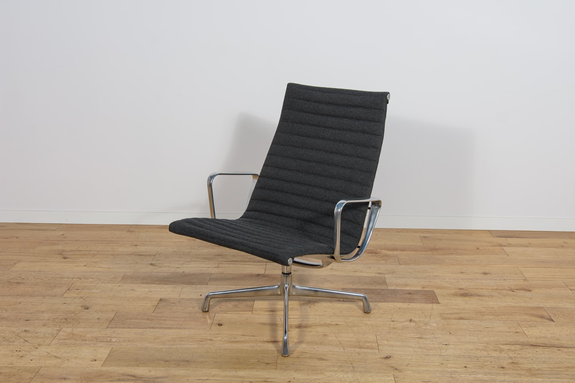 Fotel wypoczynkowy EA124, tkanina czarna, aluminium srebrny, proj. C. Eames, Herman Miller, Wielka Brytania, lata 80. - 304708