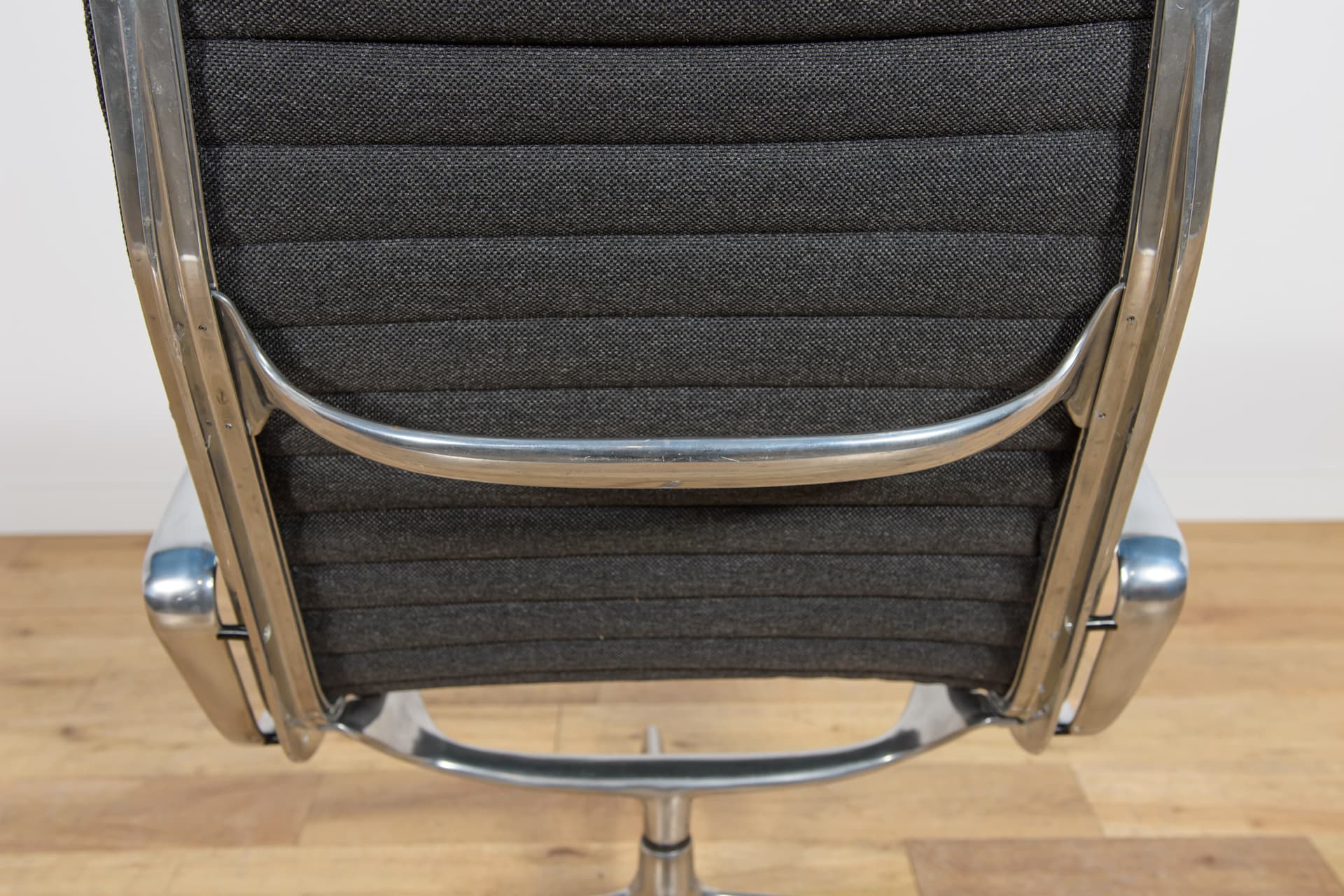 Fotel wypoczynkowy EA124, tkanina czarna, aluminium srebrny, proj. C. Eames, Herman Miller, Wielka Brytania, lata 80. - 304721