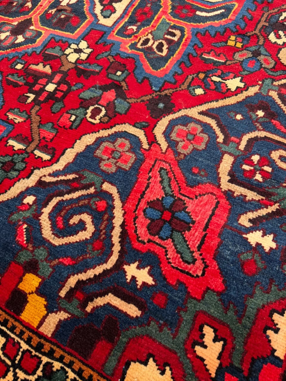 Persian Rug Bahtiari Hamadan 330x260 cm, multicolor wool, Iran - 304738