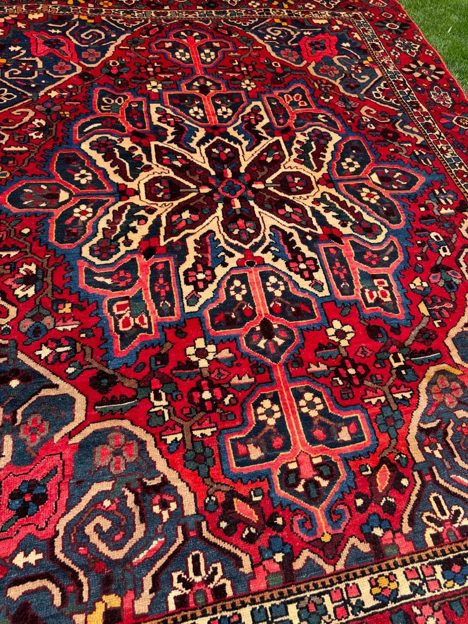 Persian Rug Bahtiari Hamadan 330x260 cm, multicolor wool, Iran - 304732