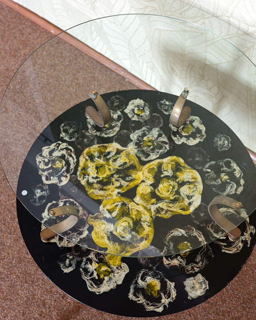 Coffee table, black multicolor resin top, transparent glass, brass, Italy, 1950s. - 304915