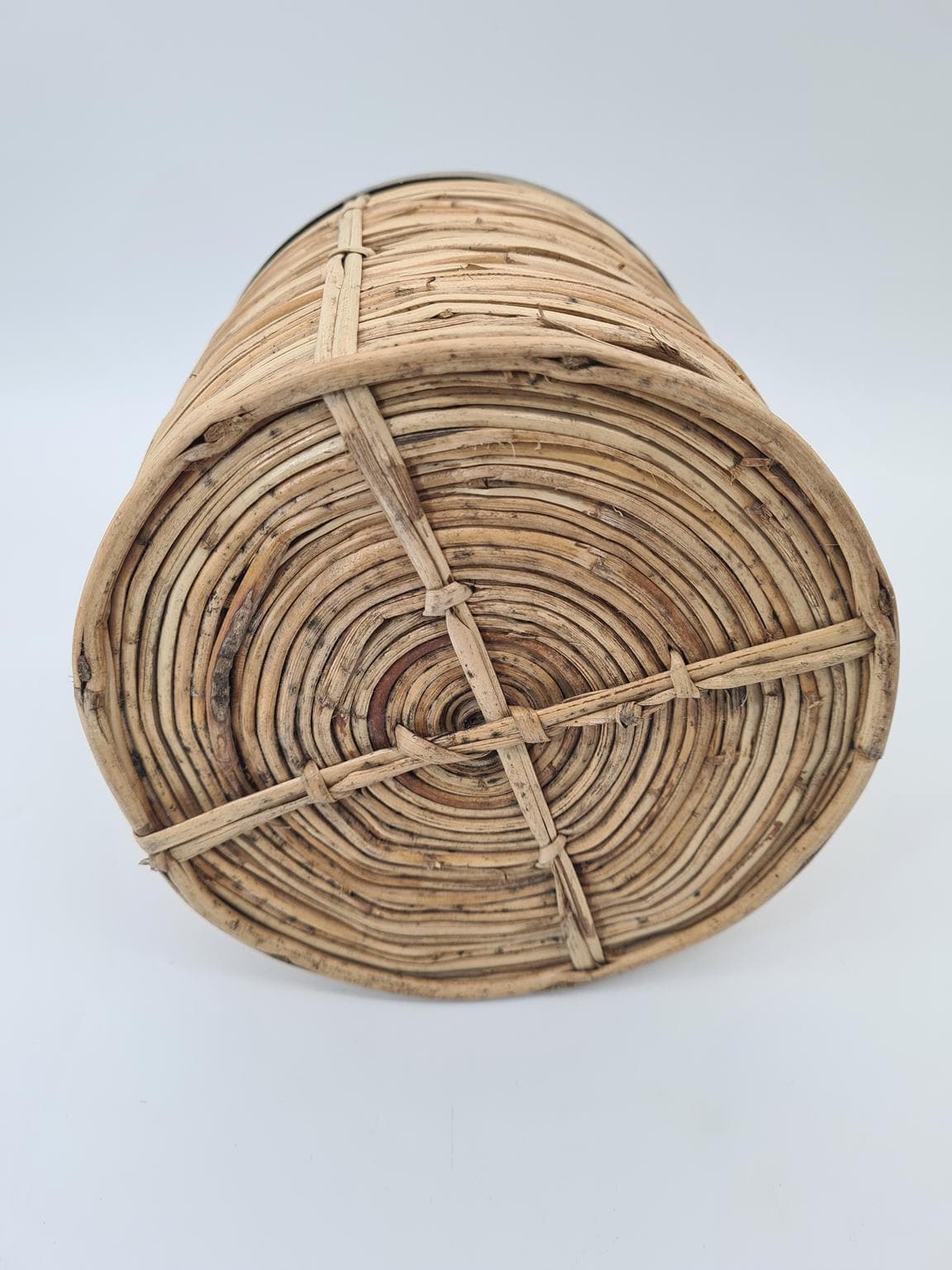 Basket, beige rattan, gold brass, Italy, 1970s - 305146