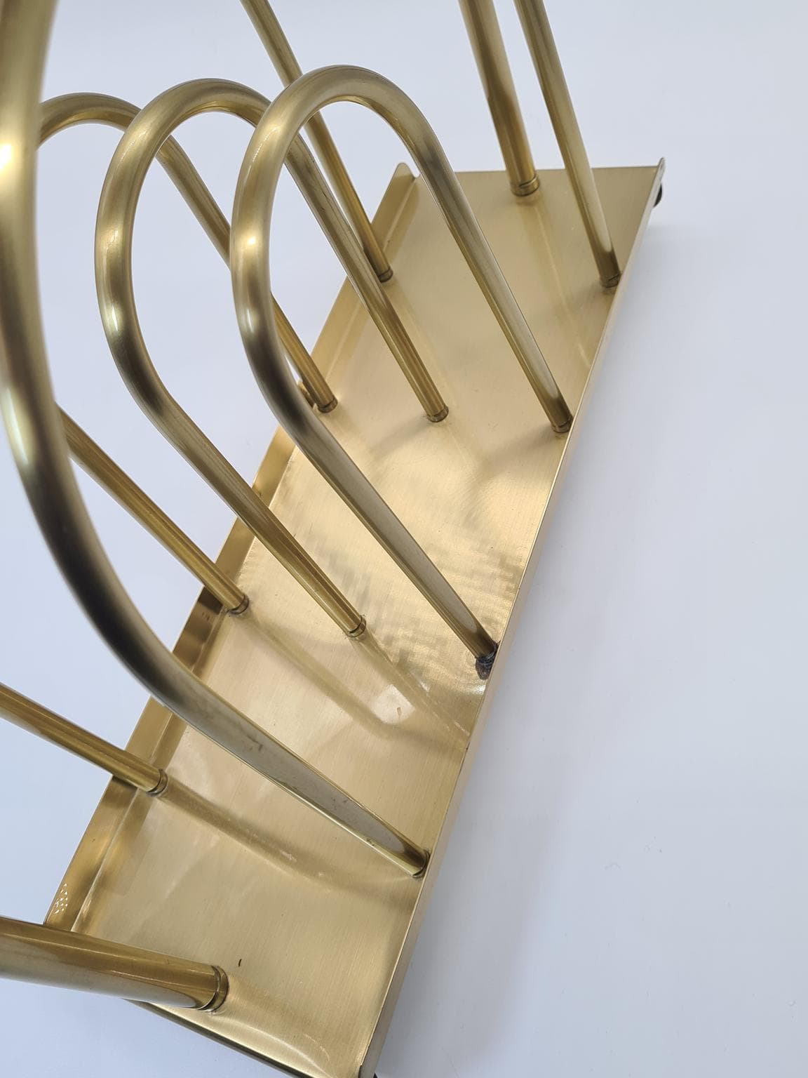 Stojak na gazety Hollywood Regency, metal złoty, metal czarny, Europa, lata 70. - 305257