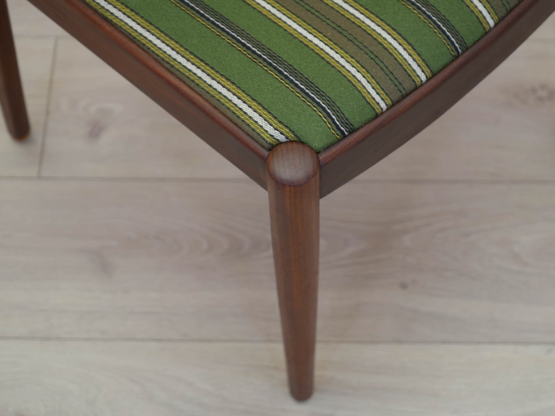 komplet dwóch krzeseł, teak brązowy, tkanina zielona, Dania, lata 70. - 305500