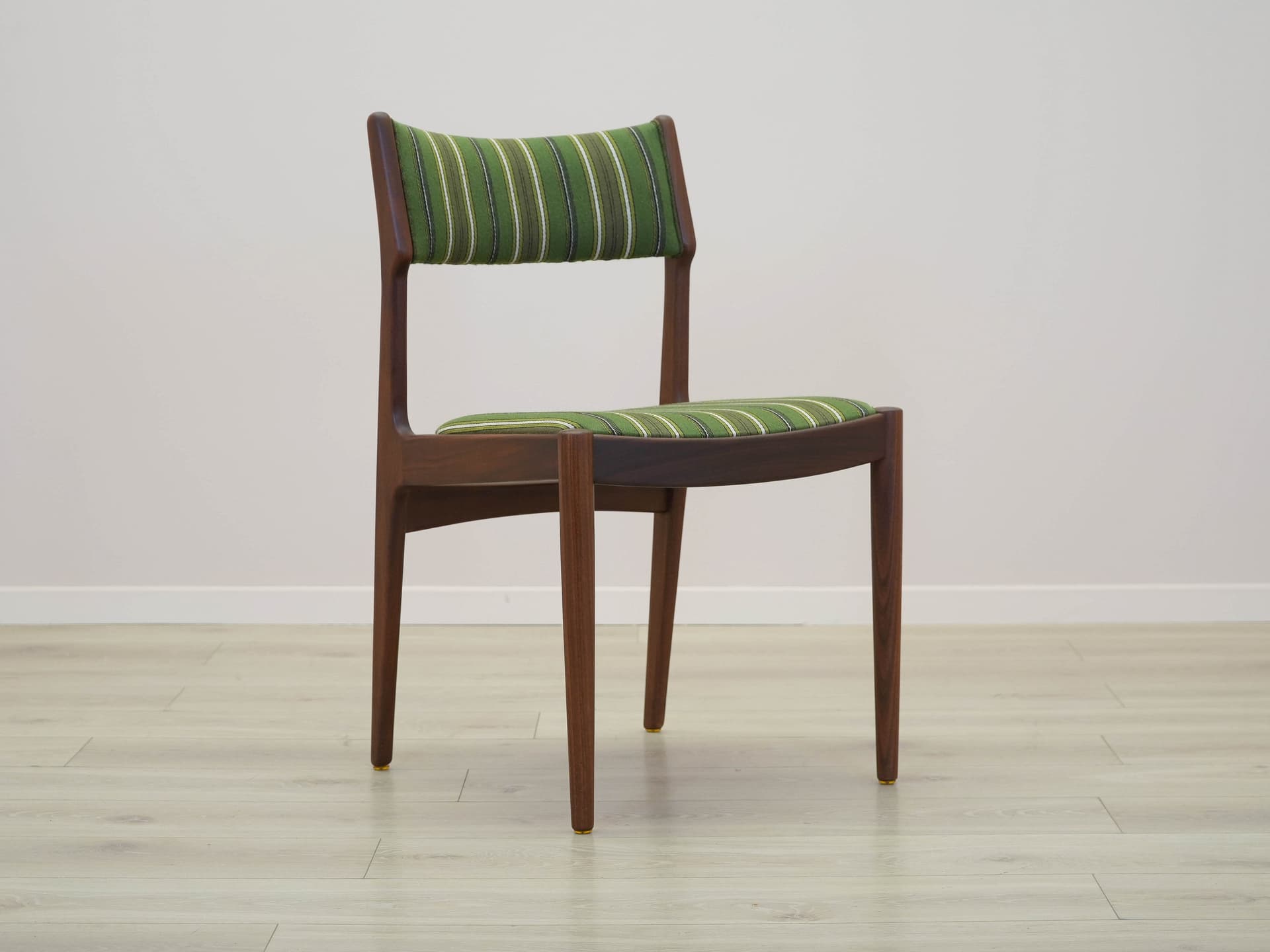 komplet dwóch krzeseł, teak brązowy, tkanina zielona, Dania, lata 70. - 305493