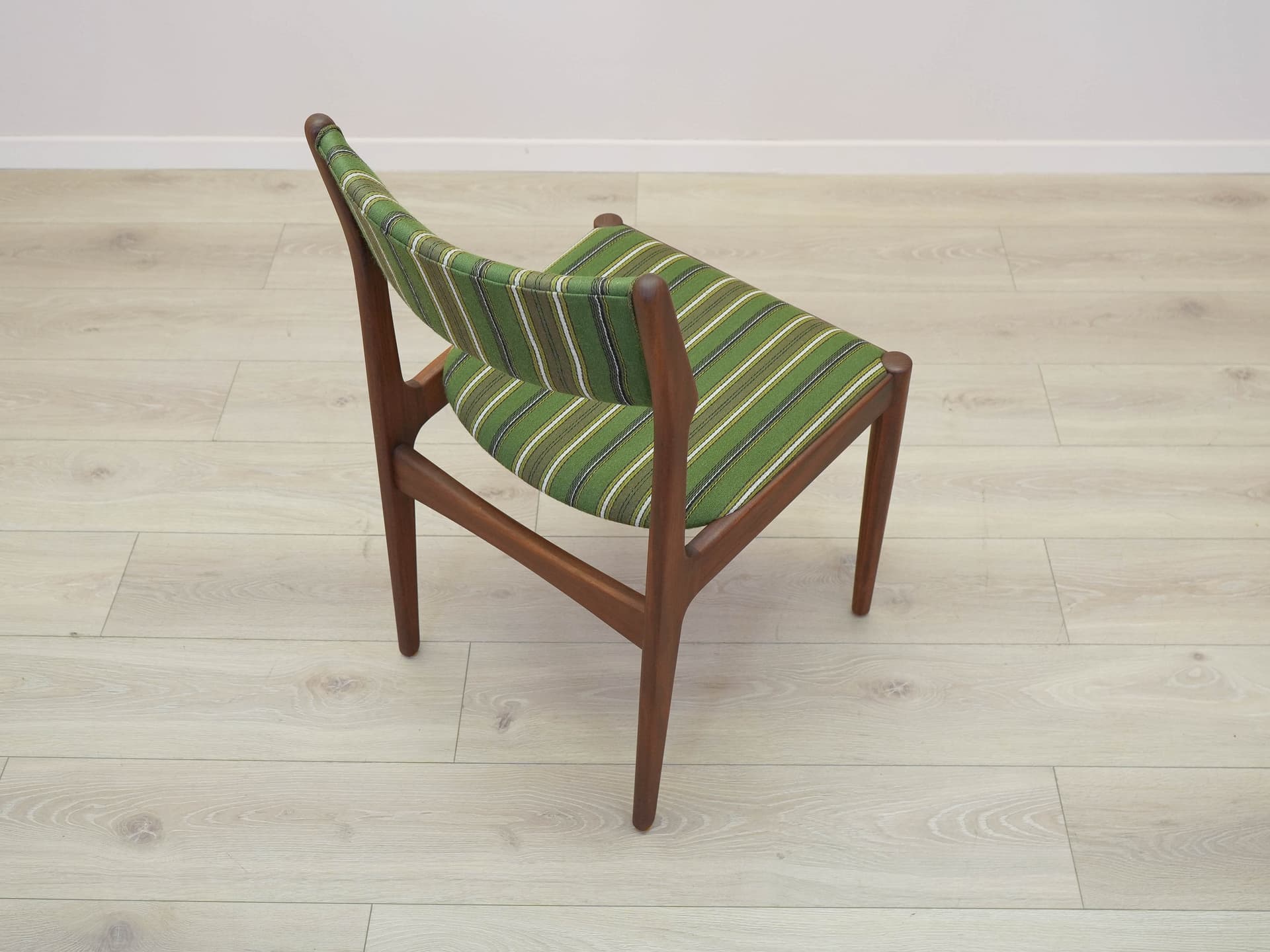 komplet dwóch krzeseł, teak brązowy, tkanina zielona, Dania, lata 70. - 305496